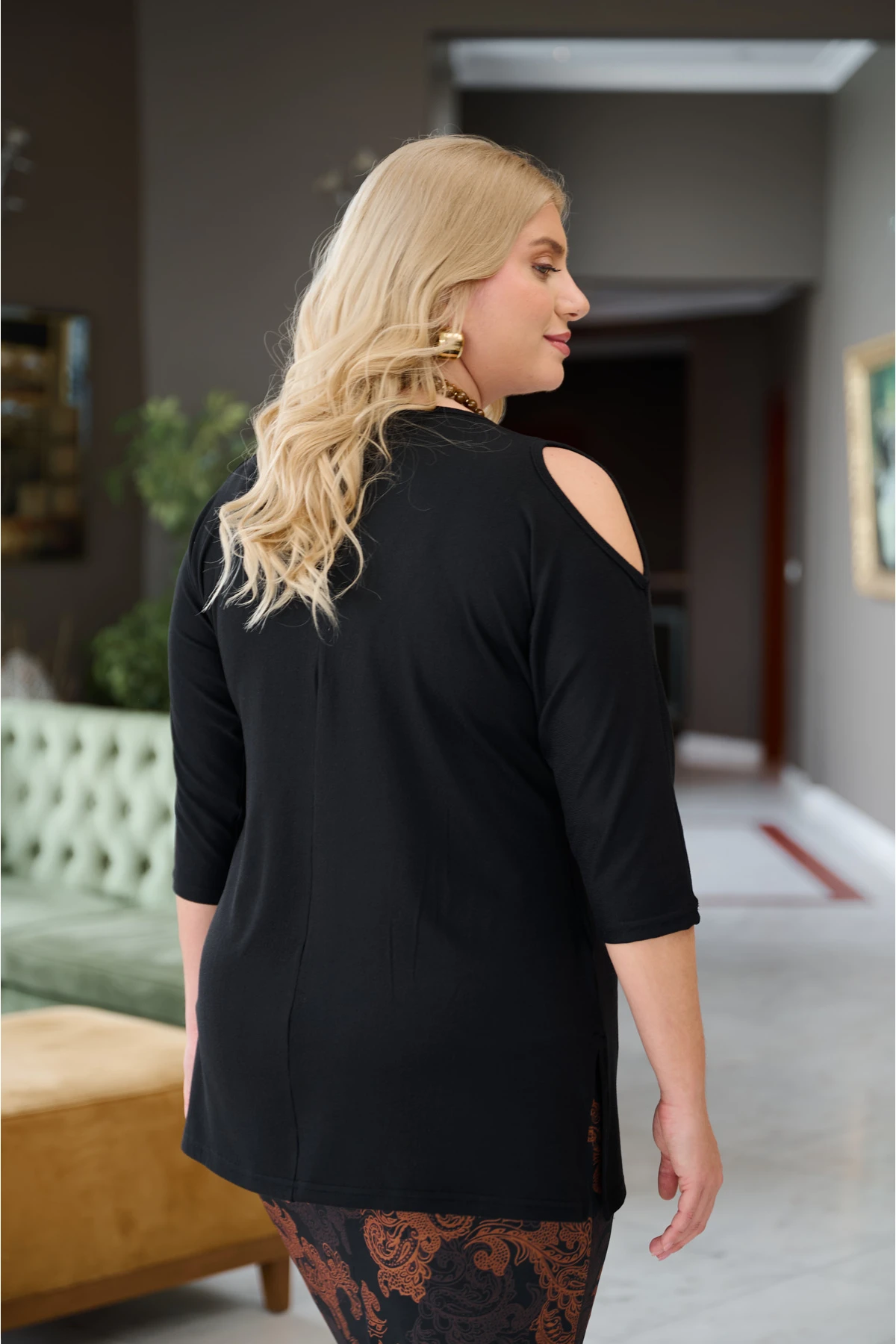 Μπλούζα πλεκτή έξω ώμοι νυχτερίδα με σχίσιμο στο πλάι μαύρη