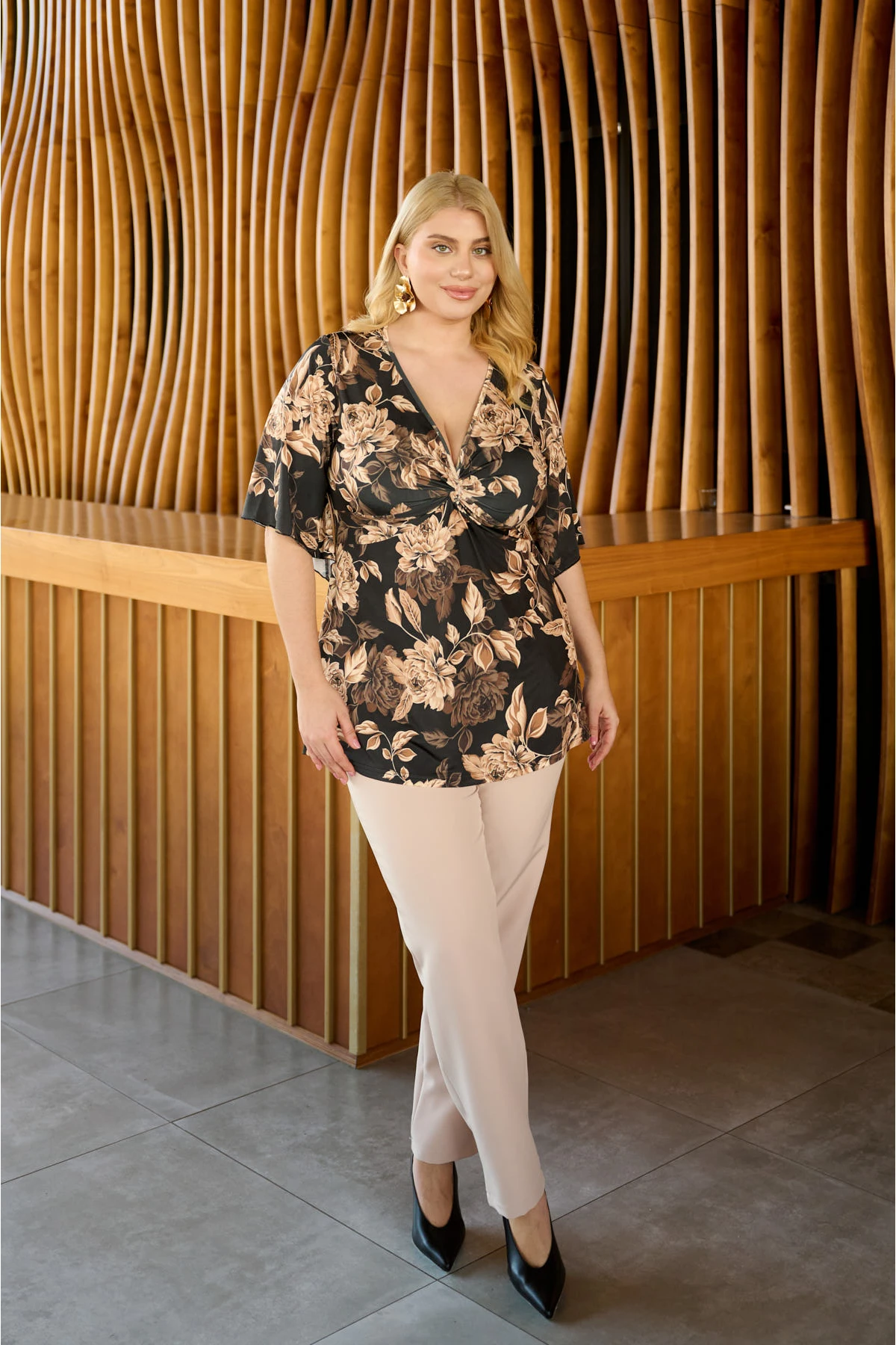 Μπλούζα κόμπος καμπάνα μανίκι φλοράλ μπεζ