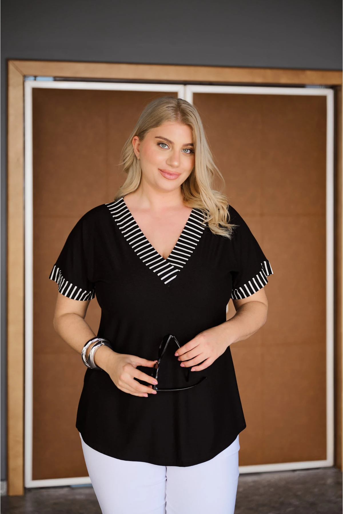 Μπλούζα V νυχτερίδα λεπτομέρειες ρίγα μαύρη