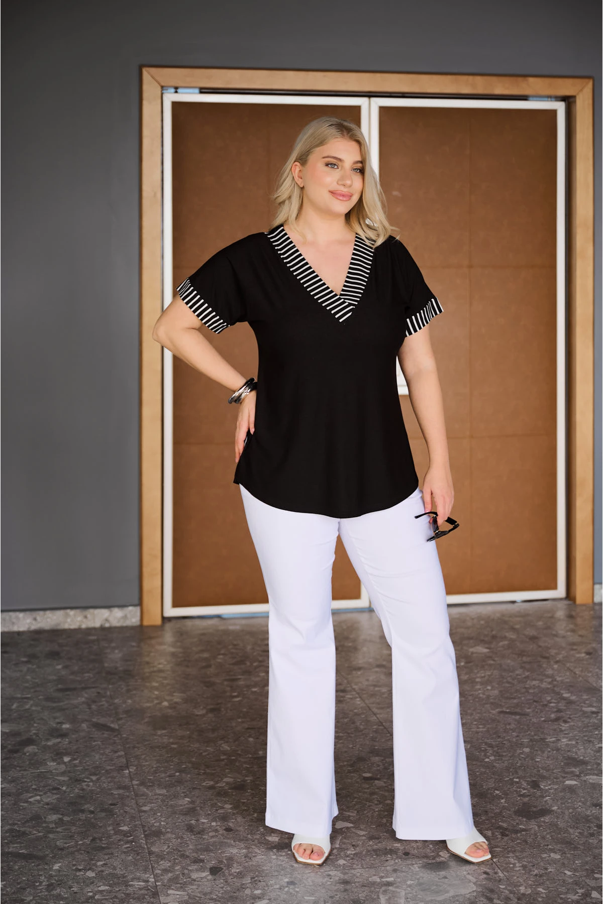 Μπλούζα V νυχτερίδα λεπτομέρειες ρίγα μαύρη