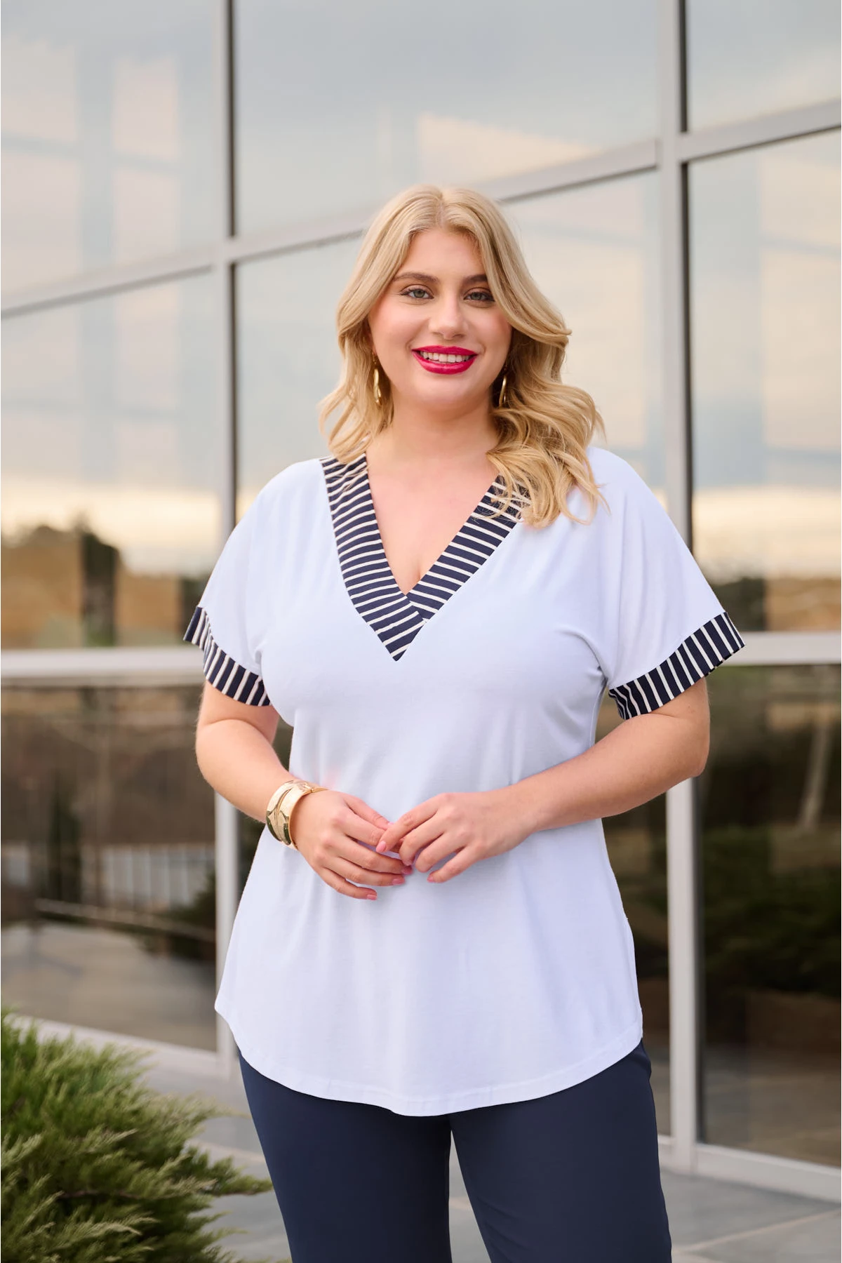 Μπλούζα V νυχτερίδα λεπτομέρειες ρίγα λευκή