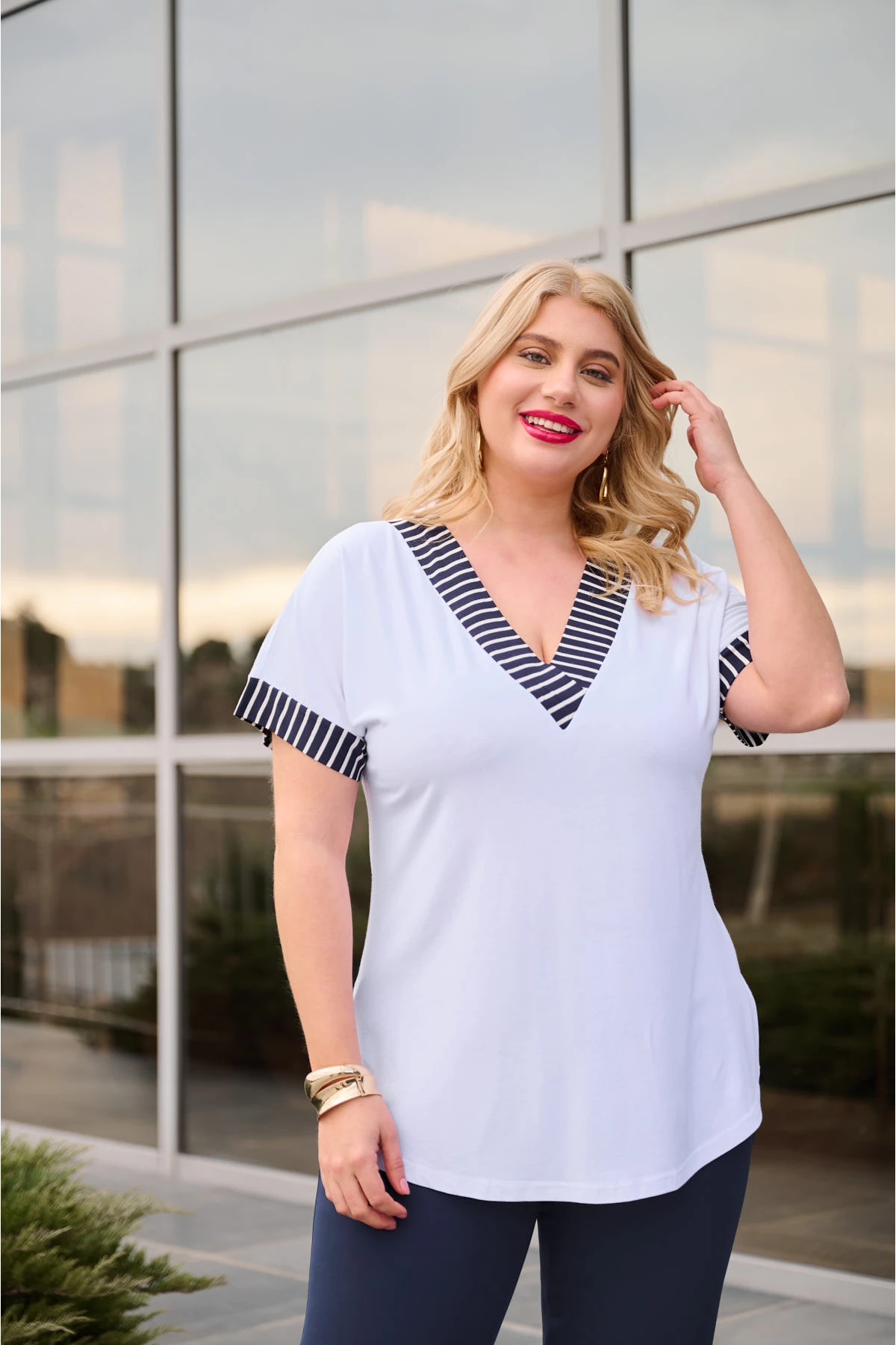 Μπλούζα V νυχτερίδα λεπτομέρειες ρίγα λευκή