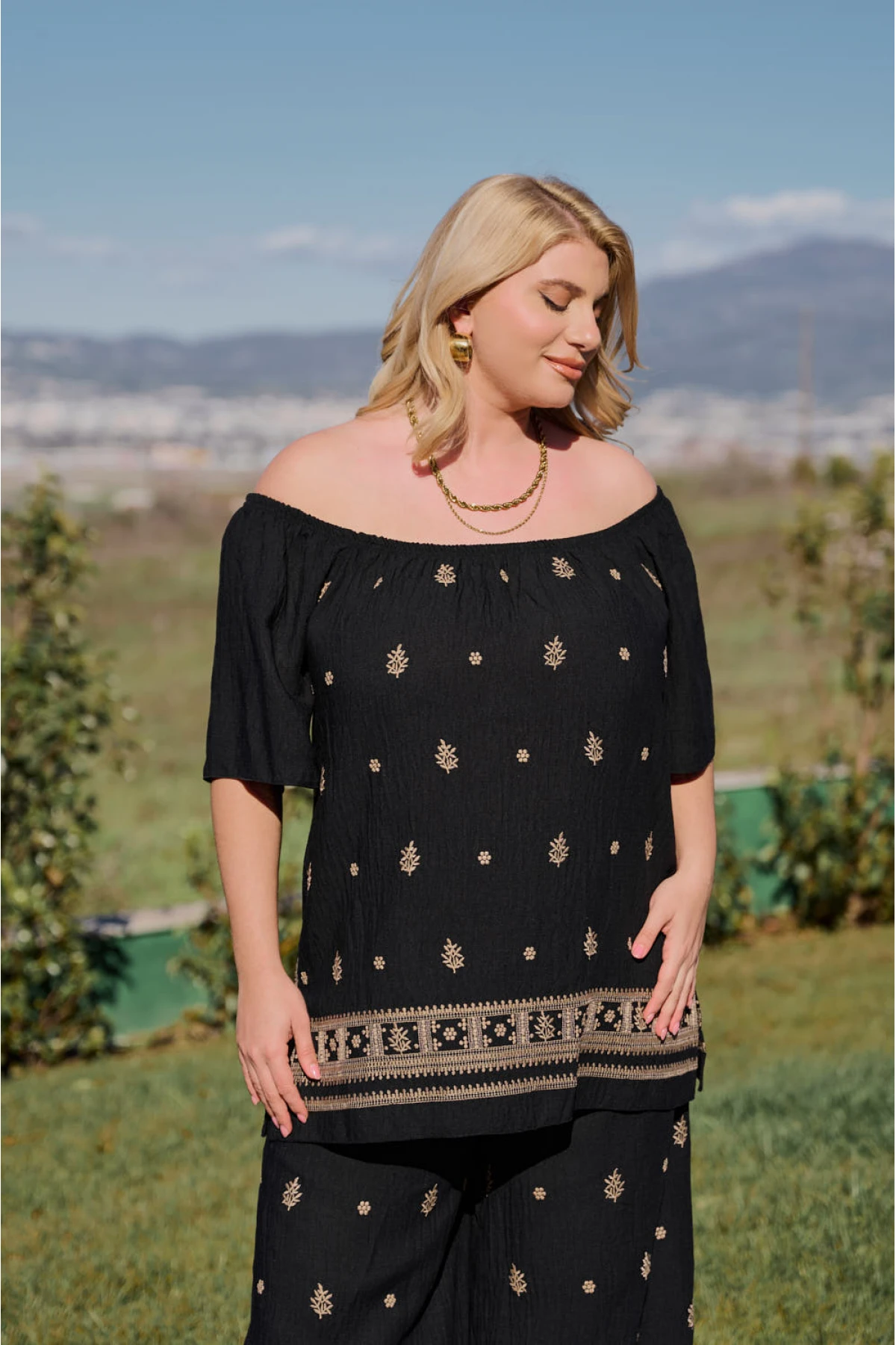 Μπλούζα resort rayon με χρυσό κέντημα έξω ώμοι κοντό μανίκι μαύρη