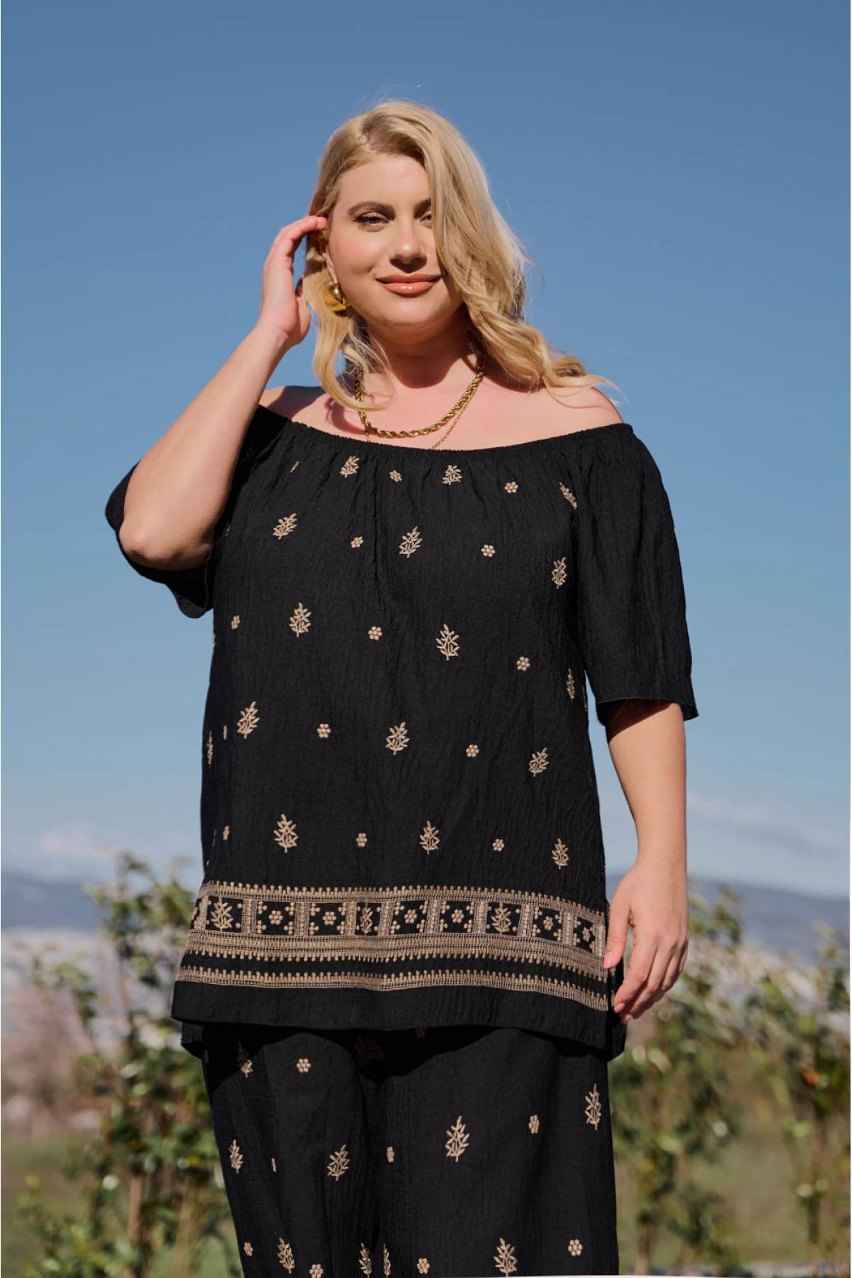 Μπλούζα resort rayon με χρυσό κέντημα έξω ώμοι κοντό μανίκι μαύρη