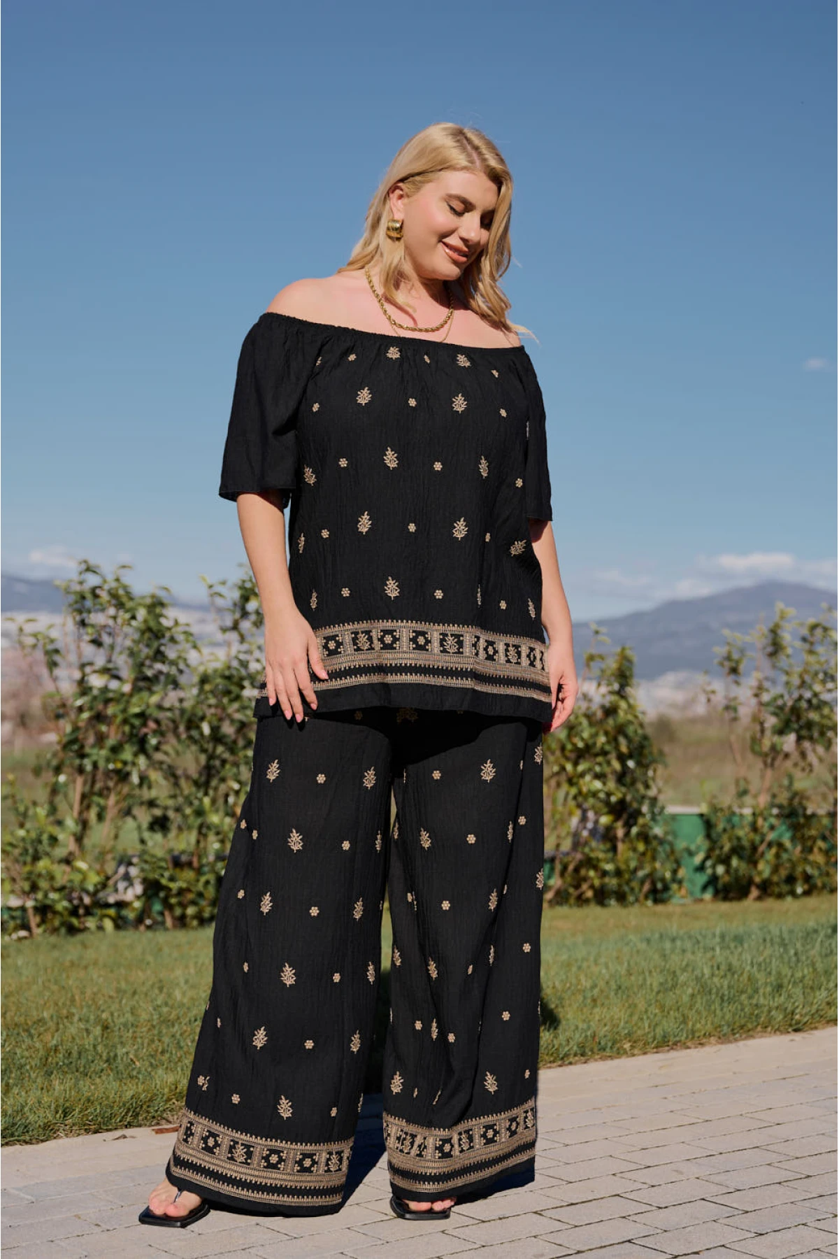 Μπλούζα resort rayon με χρυσό κέντημα έξω ώμοι κοντό μανίκι μαύρη