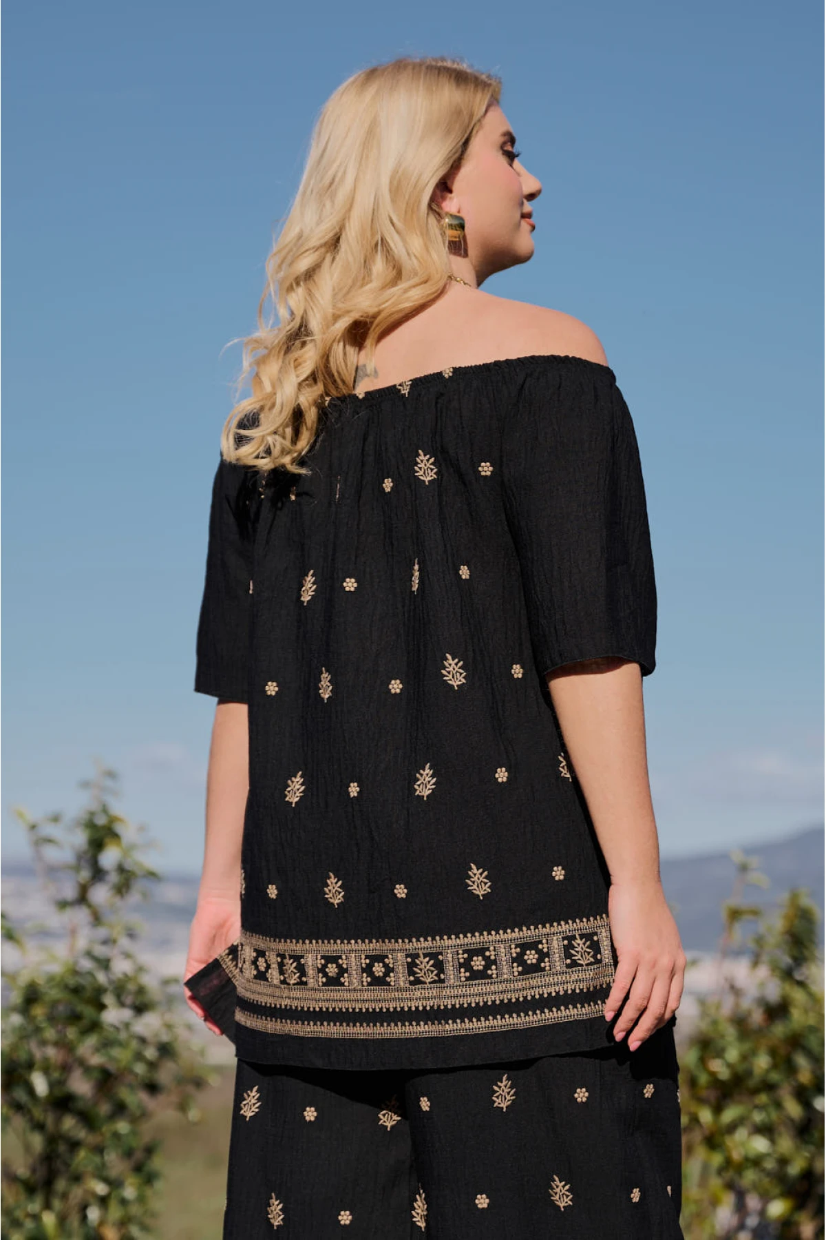 Μπλούζα resort rayon με χρυσό κέντημα έξω ώμοι κοντό μανίκι μαύρη