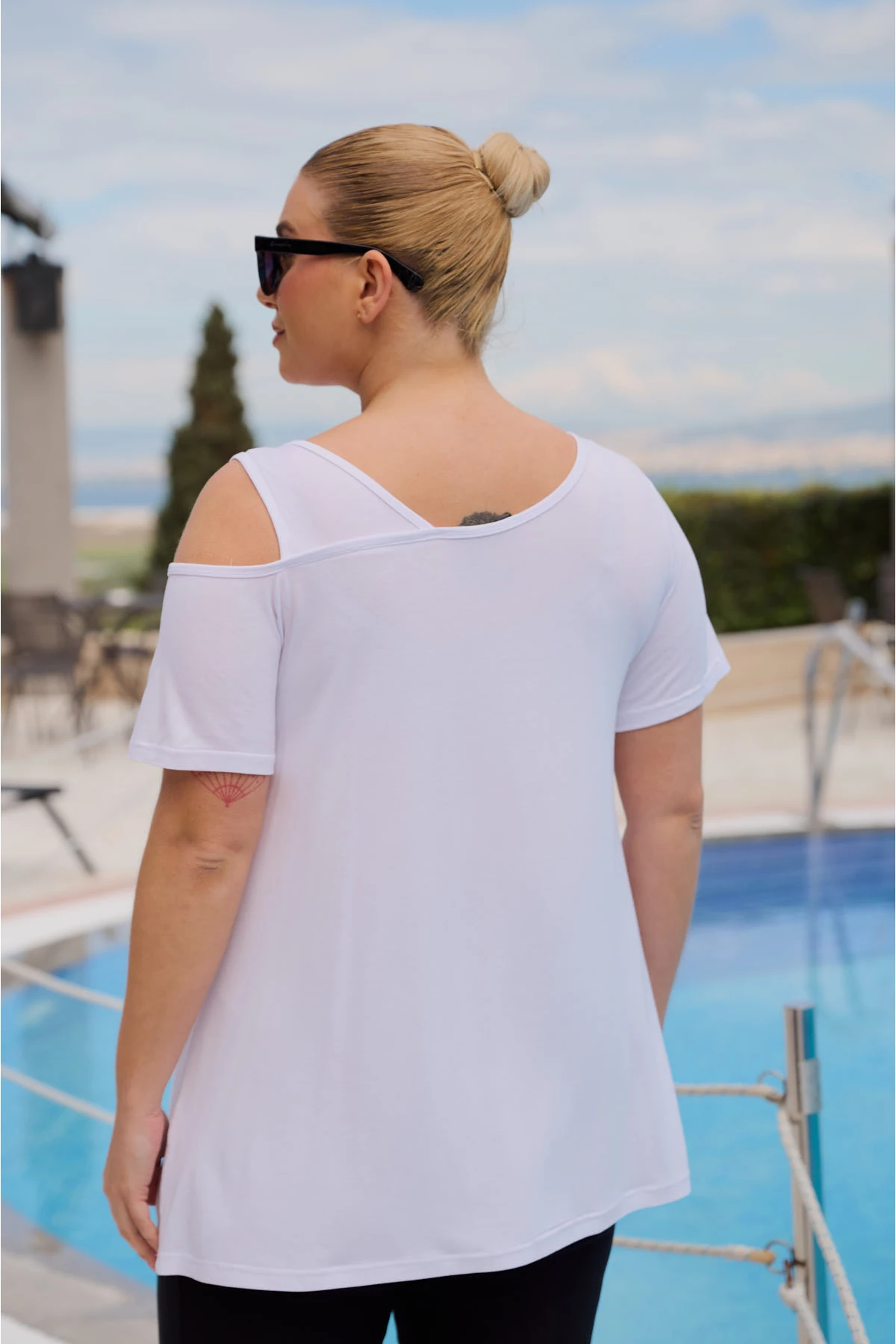 Μπλούζα ελαστική viscose ένας ώμος τύπωμα Radiate λευκή