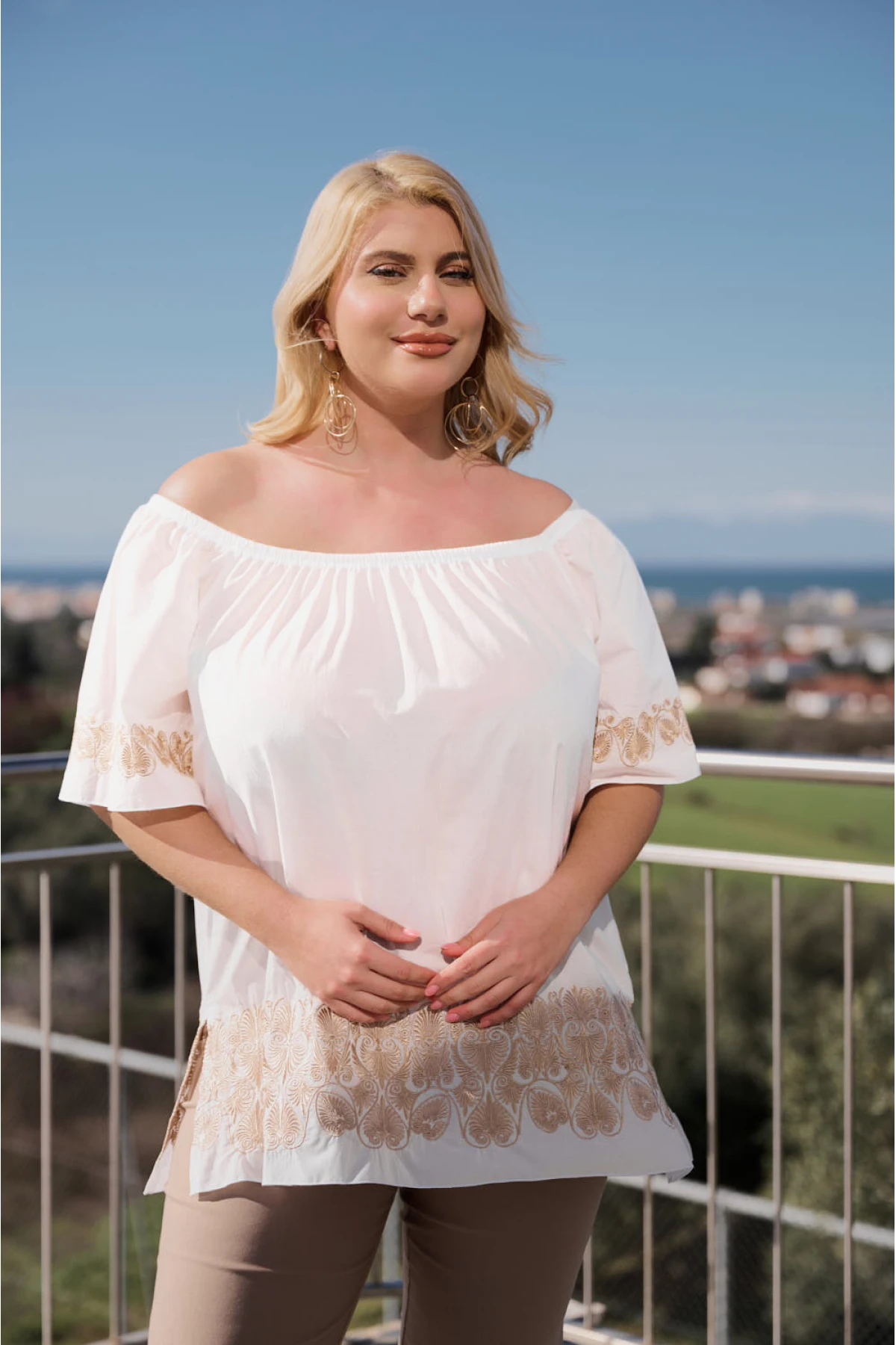 Μπλούζα έξω ώμοι resort rayon με χρυσό κέντημα κοντό μανίκι λευκή