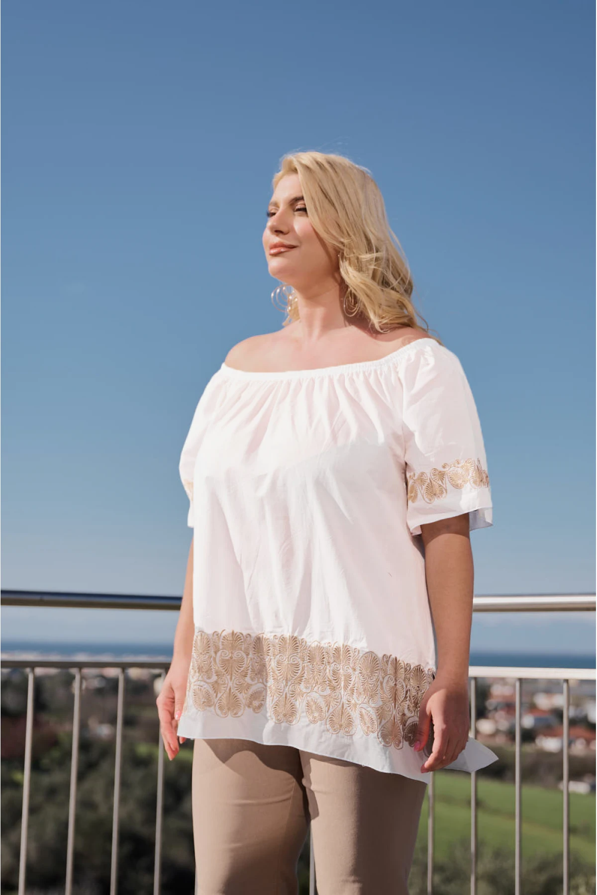 Μπλούζα έξω ώμοι resort rayon με χρυσό κέντημα κοντό μανίκι λευκή