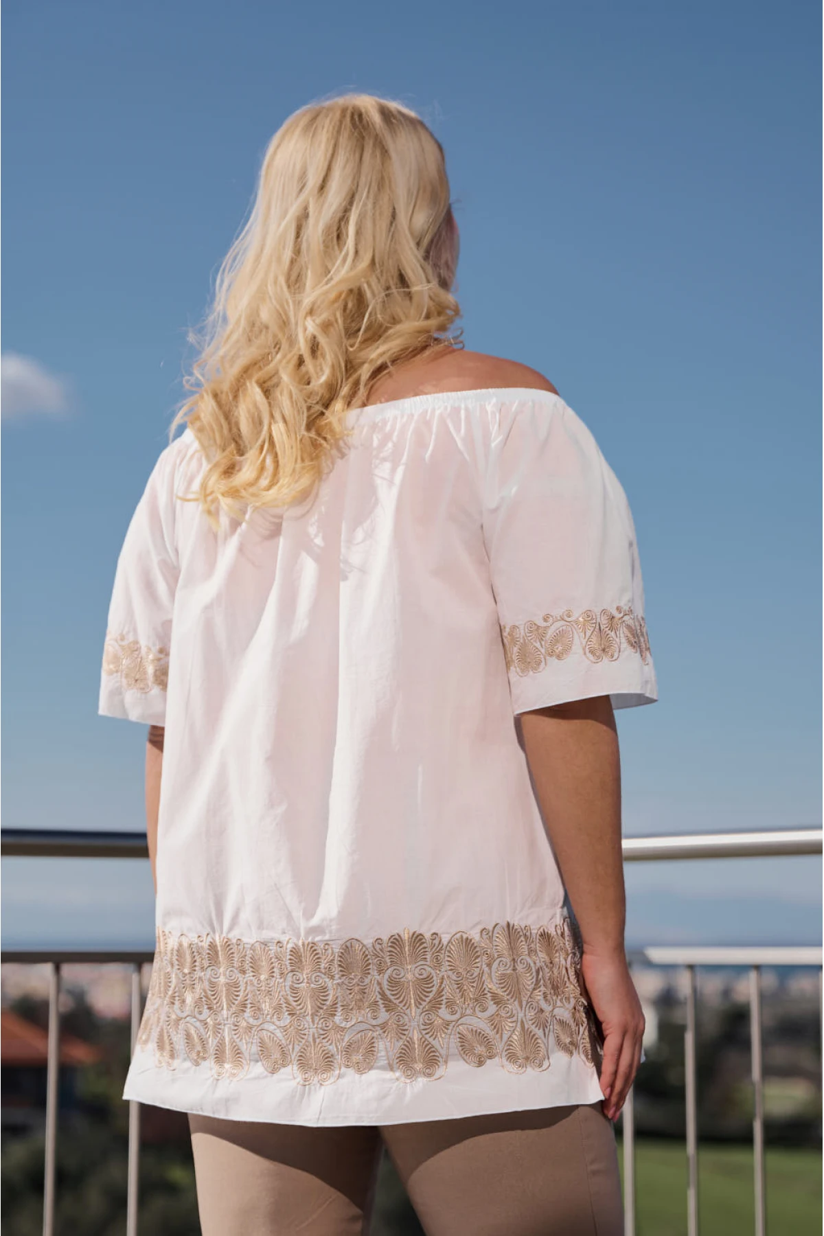 Μπλούζα έξω ώμοι resort rayon με χρυσό κέντημα κοντό μανίκι λευκή