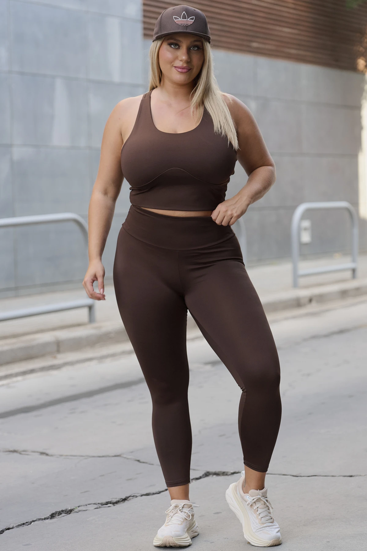 Κροπ Tοπ αμάνικο με πλάτη boxer ελαστικό καφ΄ε