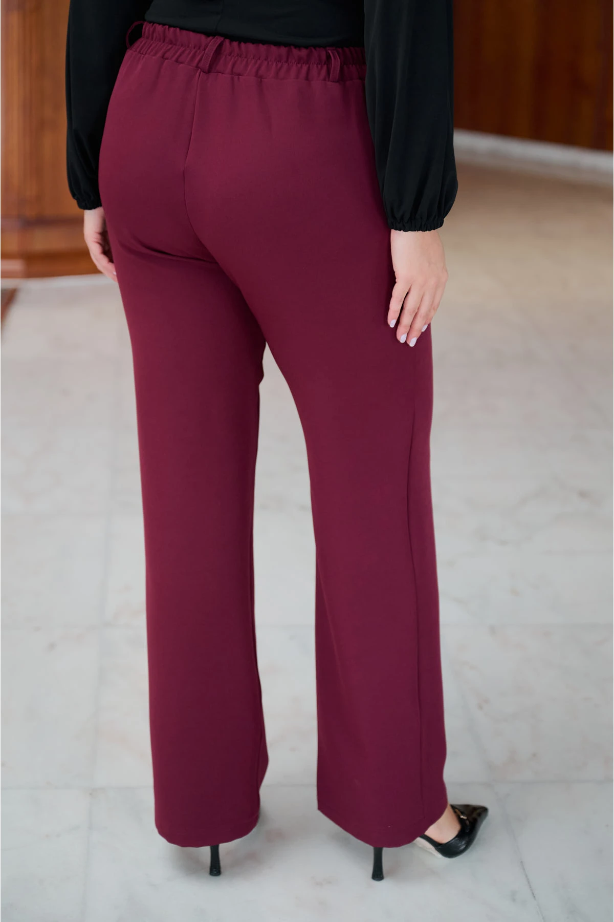 Παντελόνα ανορθωτική με τσέπες και θηλύκια μπορντό