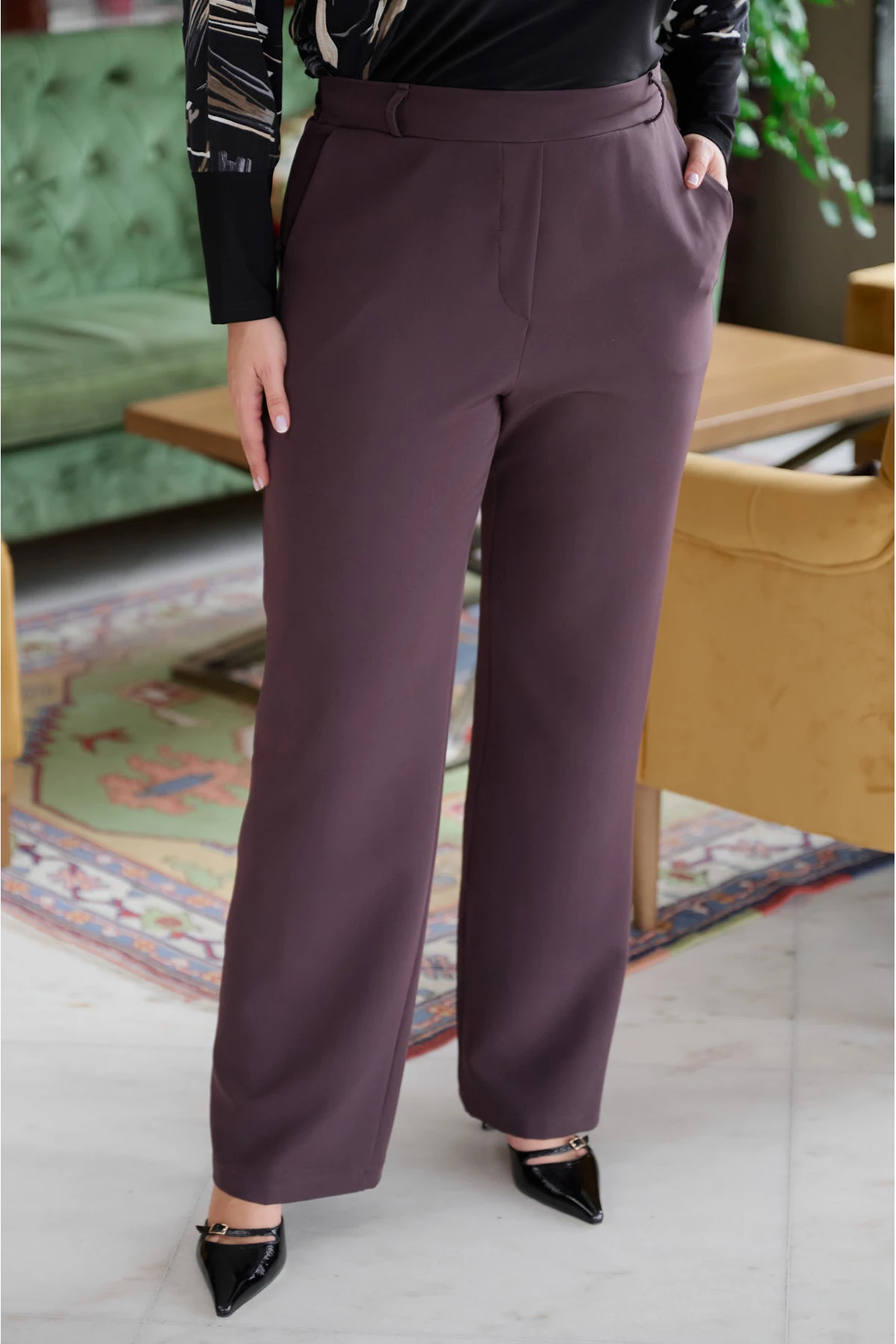 Παντελόνα ανορθωτική με τσέπες και θηλύκια καφέ