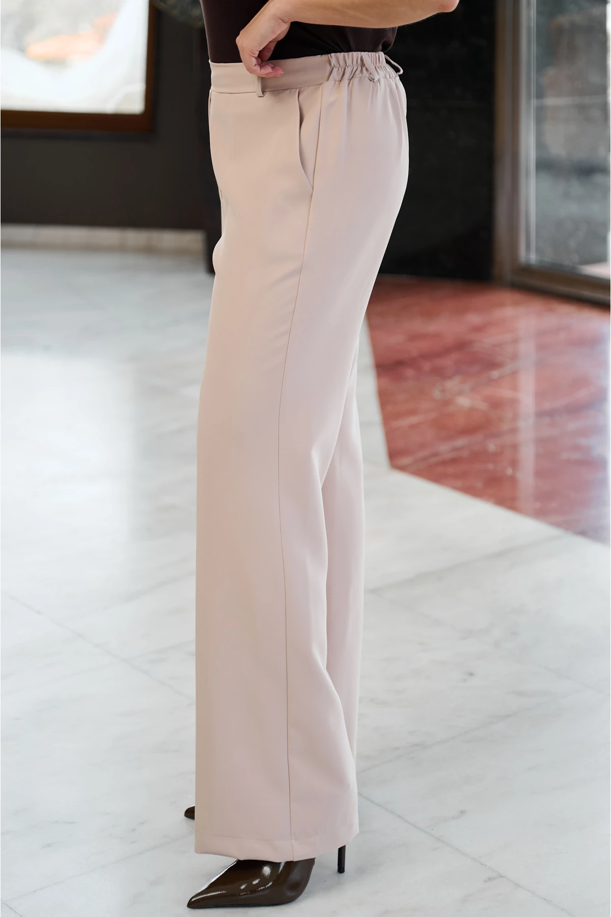 Παντελόνα ανορθωτική με τσέπες και θηλύκια μπεζ