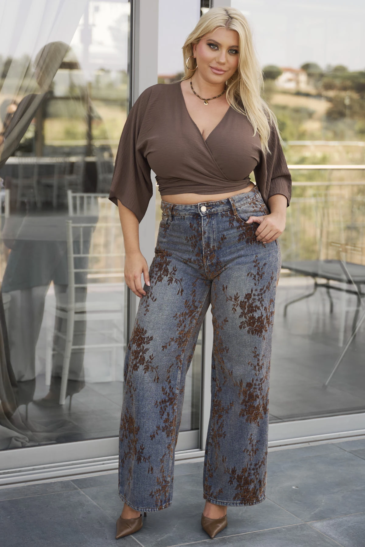 Jean παντελόνι wide leg  με velvet ύφανση φύλλα καφέ