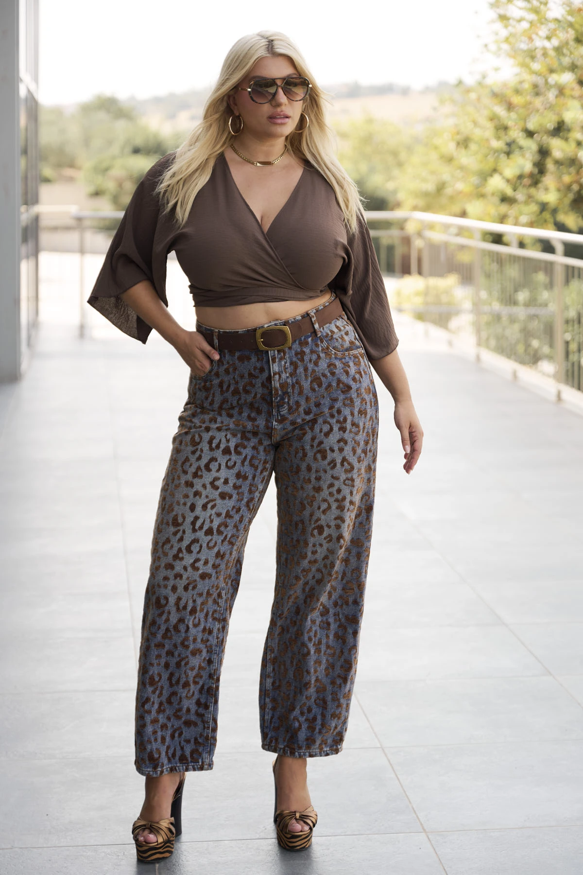 Jean παντελόνι barel με velvet λεοπάρ ύφανση καφέ