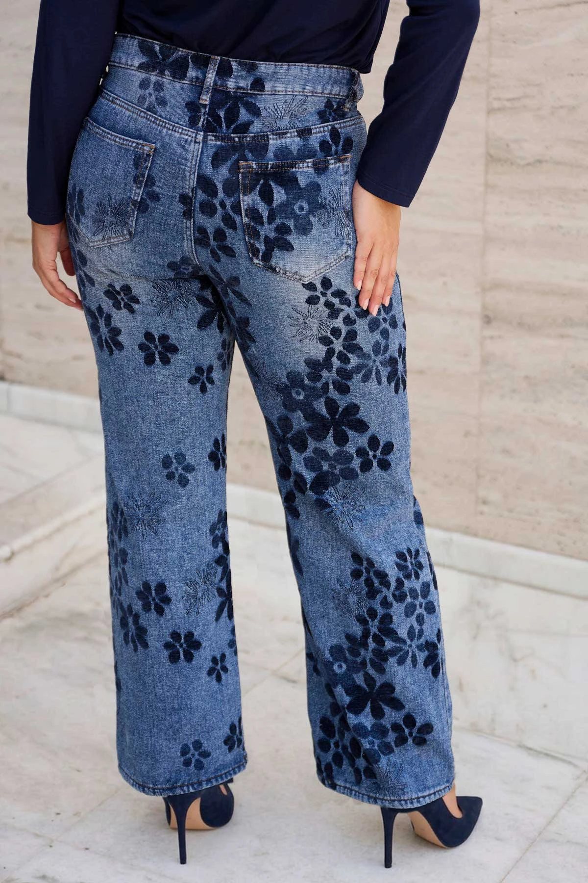 Jean παντελόνι wide leg  με velvet ύφανση φλοράλ μπλε