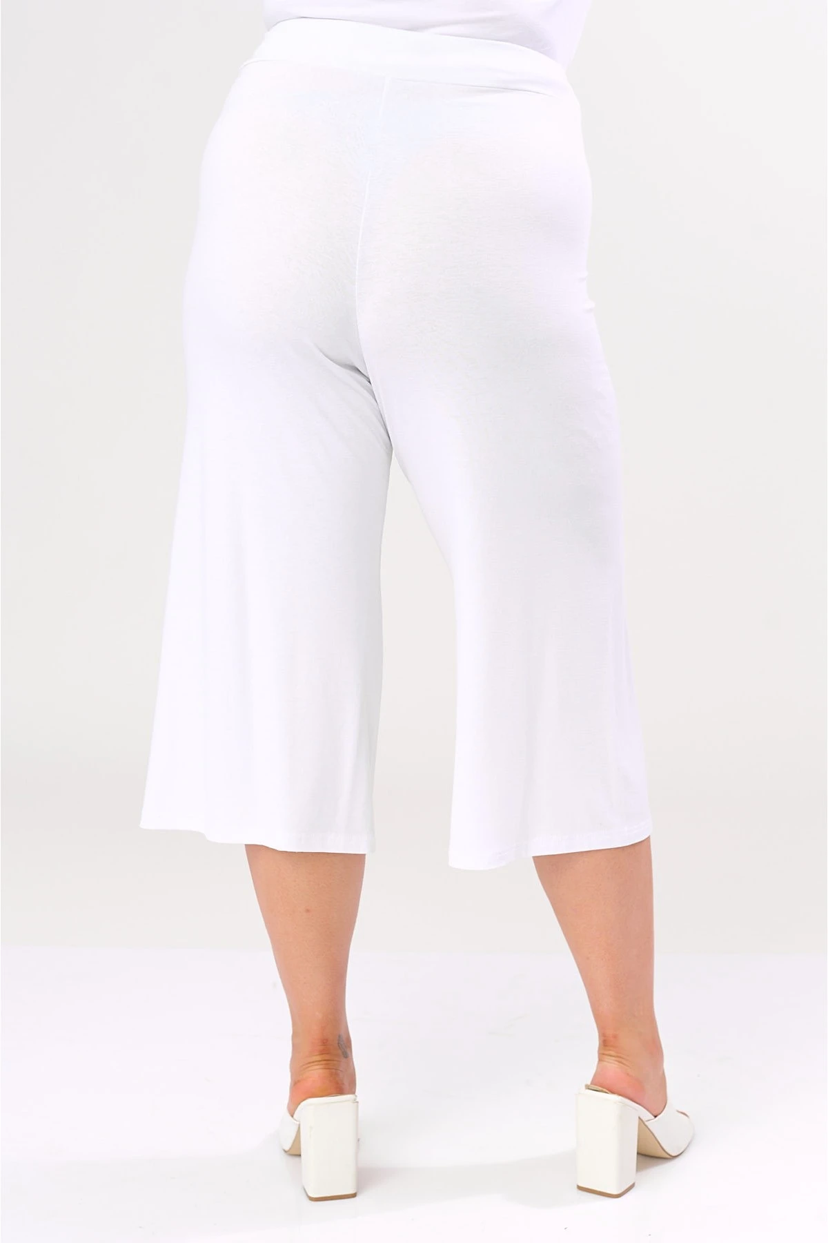 Ζιπ παντελόνα 3/4 viscose σε λευκή Ζιπ παντελόνα 3/4 viscose σε λευκή