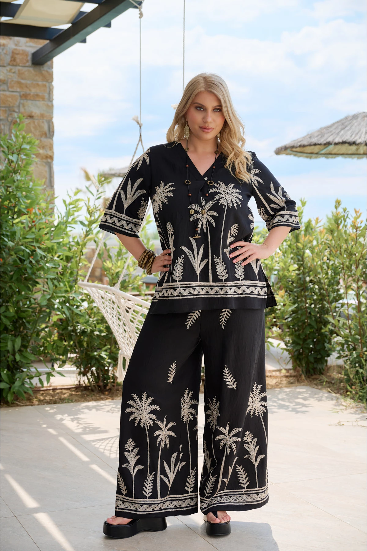 Πουκαμίσα resort rayon V με χρυσό κέντημα φοίνικα μαύρη
