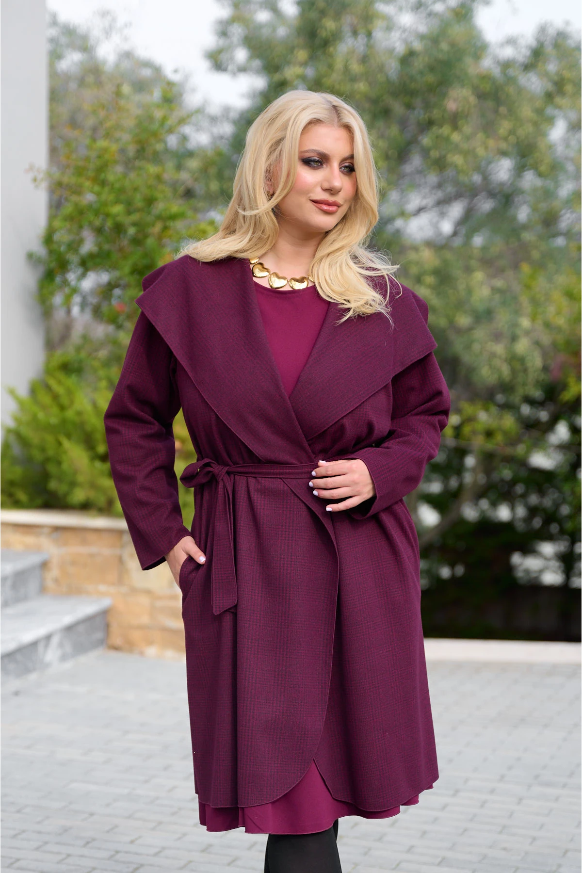 Παλτό βελούρ με  ζώνη στη μέση καρό μπορντό