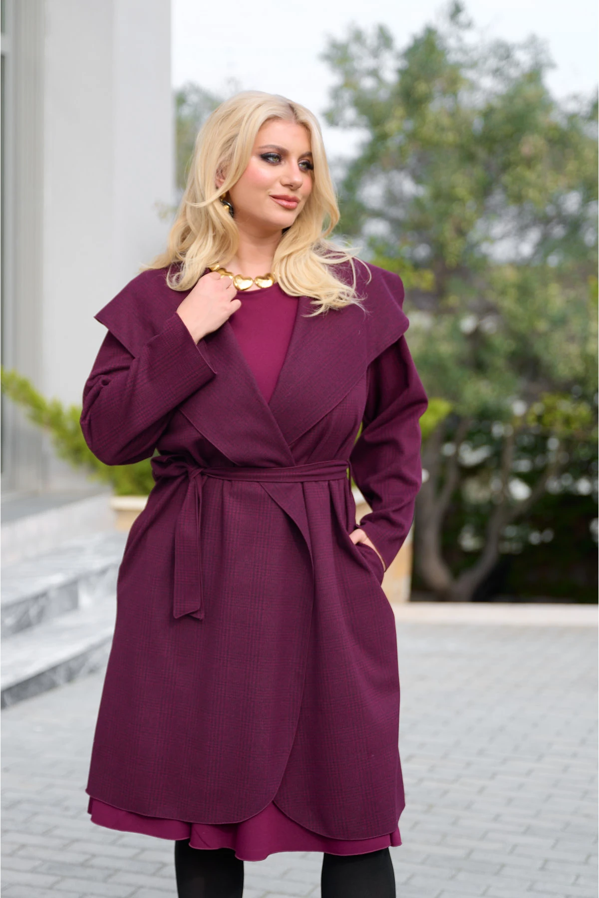 Παλτό βελούρ με  ζώνη στη μέση καρό μπορντό