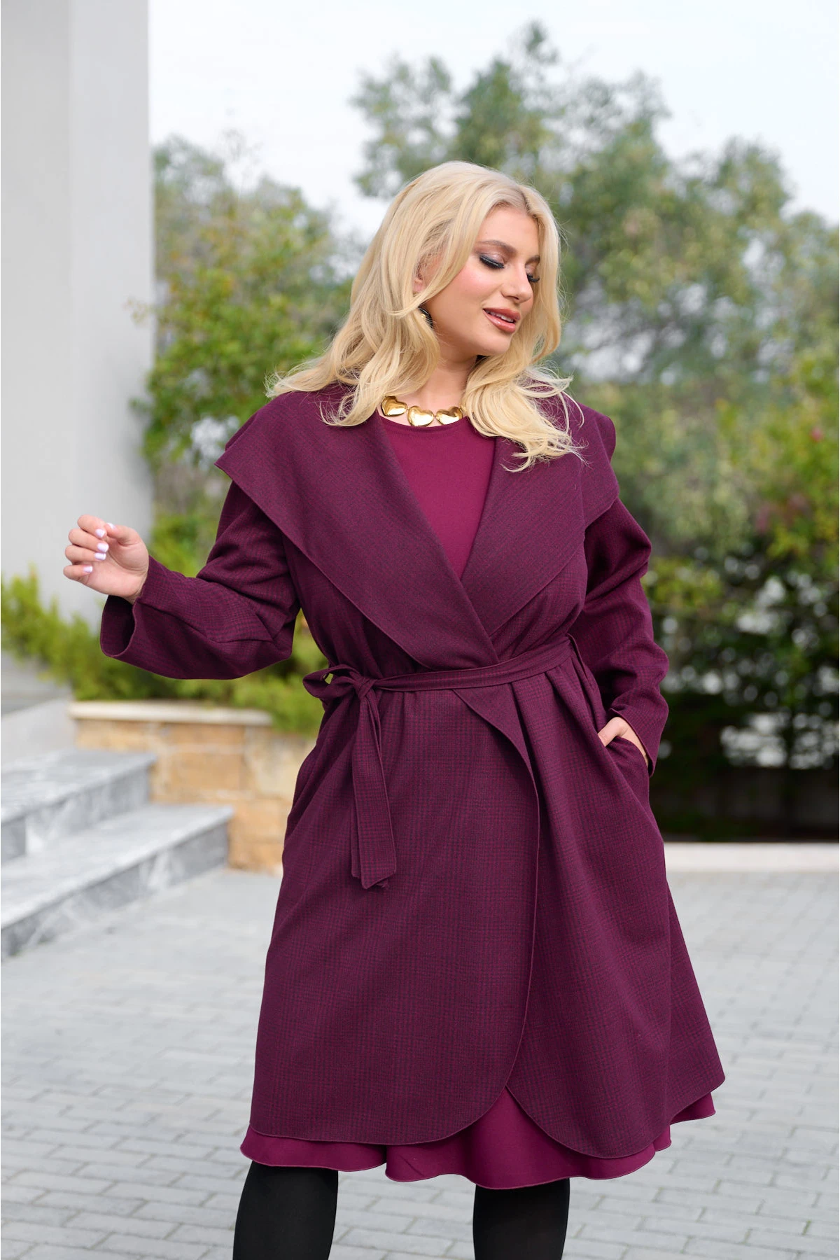 Παλτό βελούρ με  ζώνη στη μέση καρό μπορντό