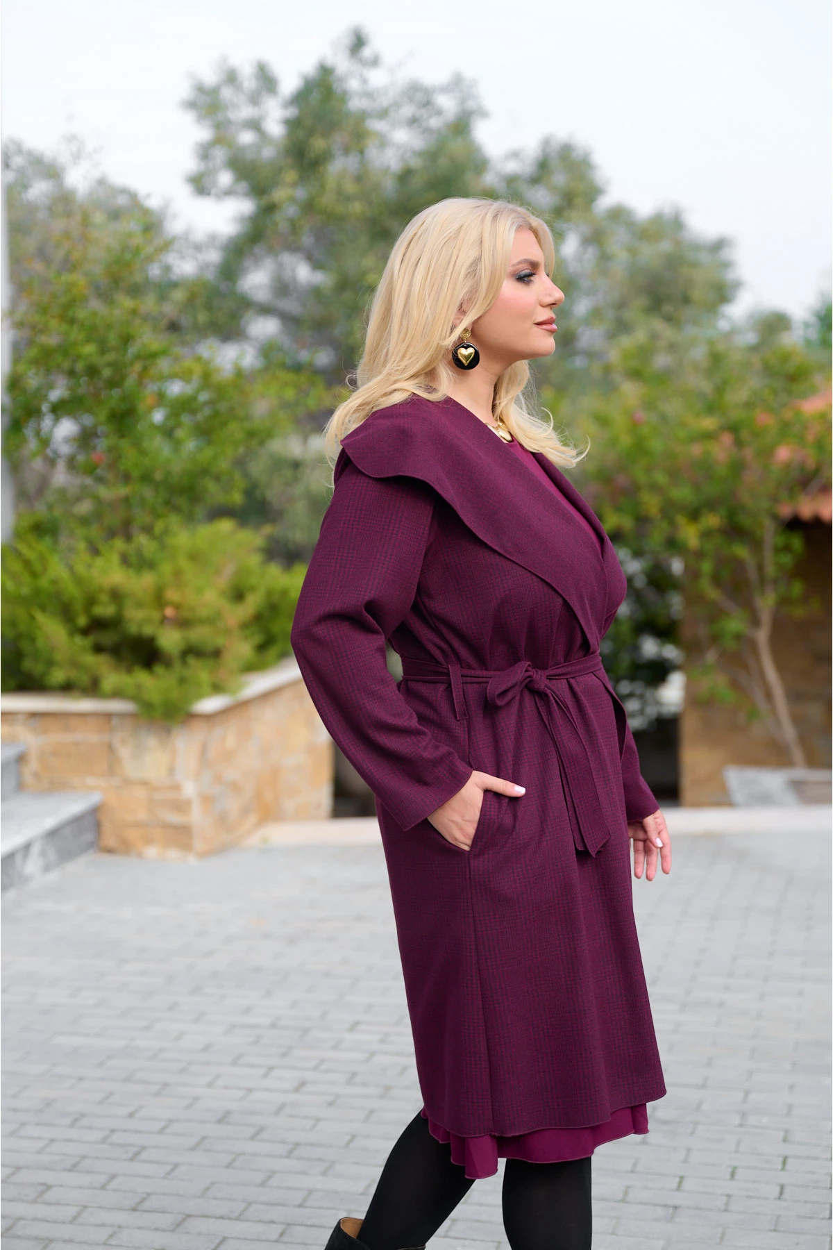 Παλτό βελούρ με  ζώνη στη μέση καρό μπορντό