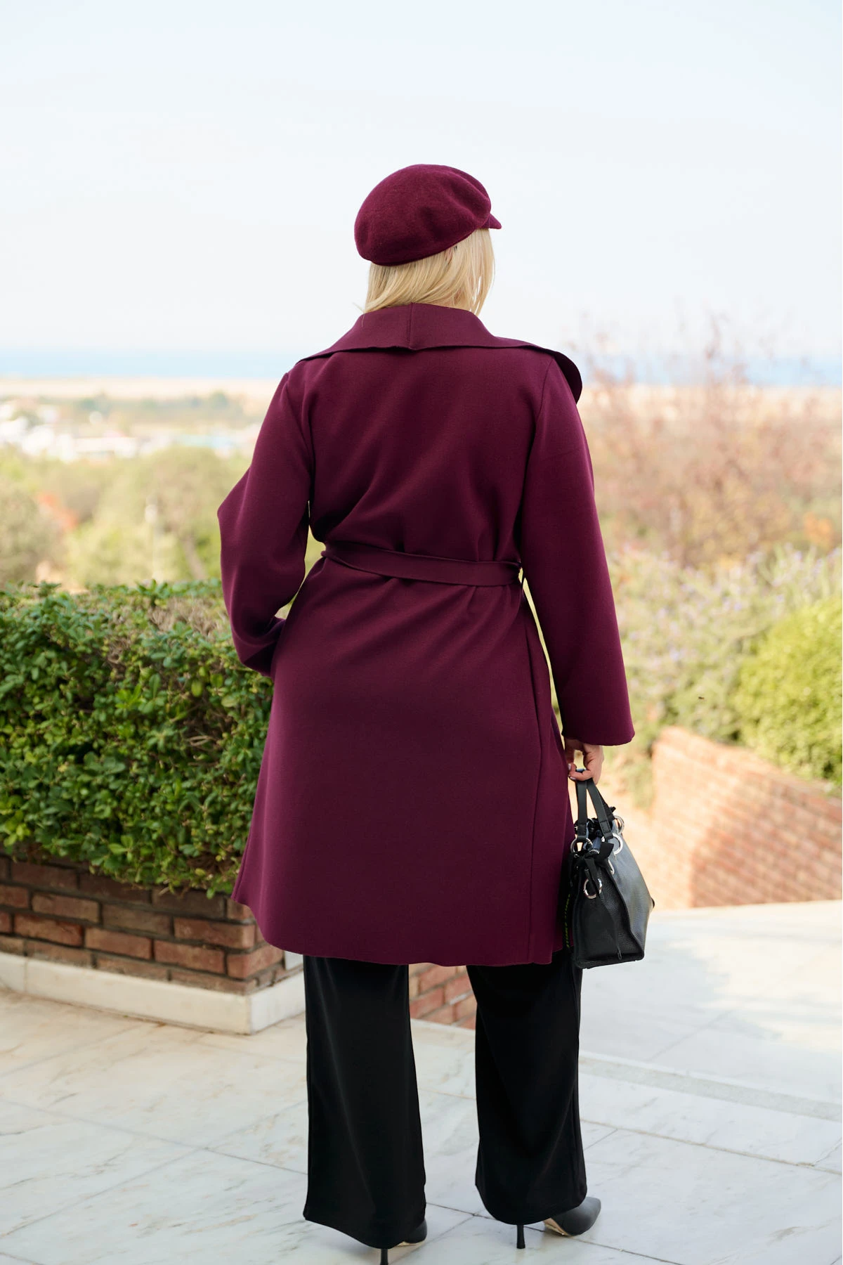 Παλτό βελούρ με  ζώνη στη μέση μπορντό