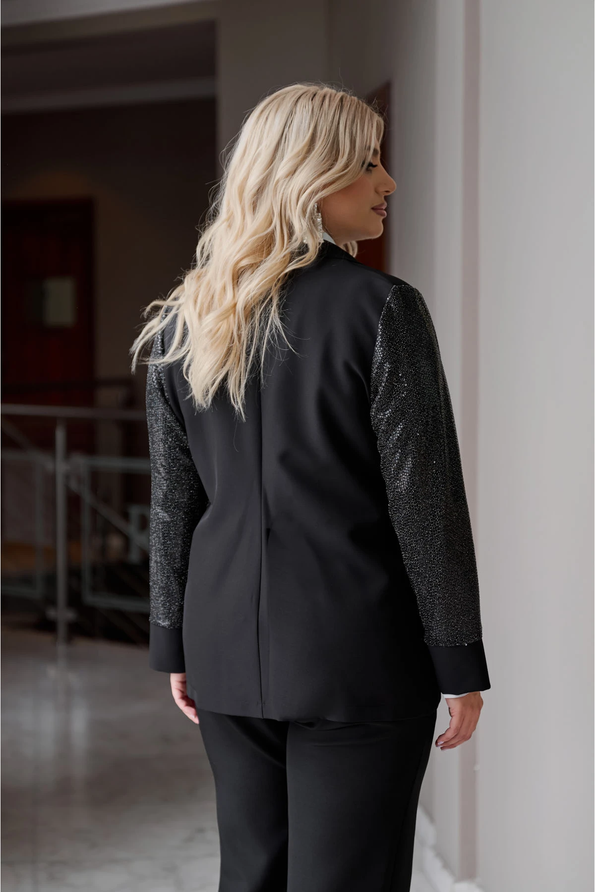 Σακάκι με παγιέτα στο πέτο και τα μανίκια με ένα κουμπί