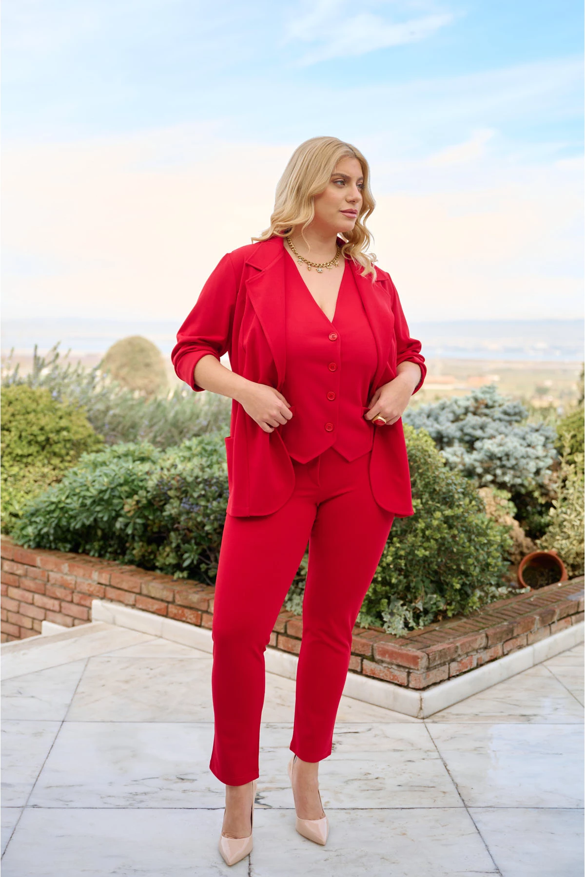 Σακάκι κρέπ με ίδιο χρώμα κουμπί και πέτο κόκκινο