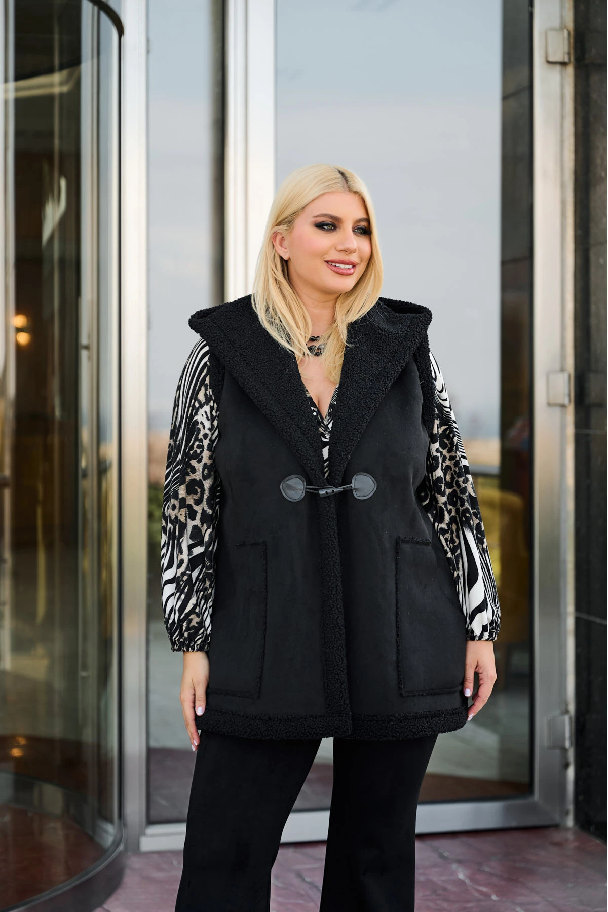 Αμάνικο σουέτ με κουκούλα μαύρο Αμάνικο σουέτ με κουκούλα μαύρο