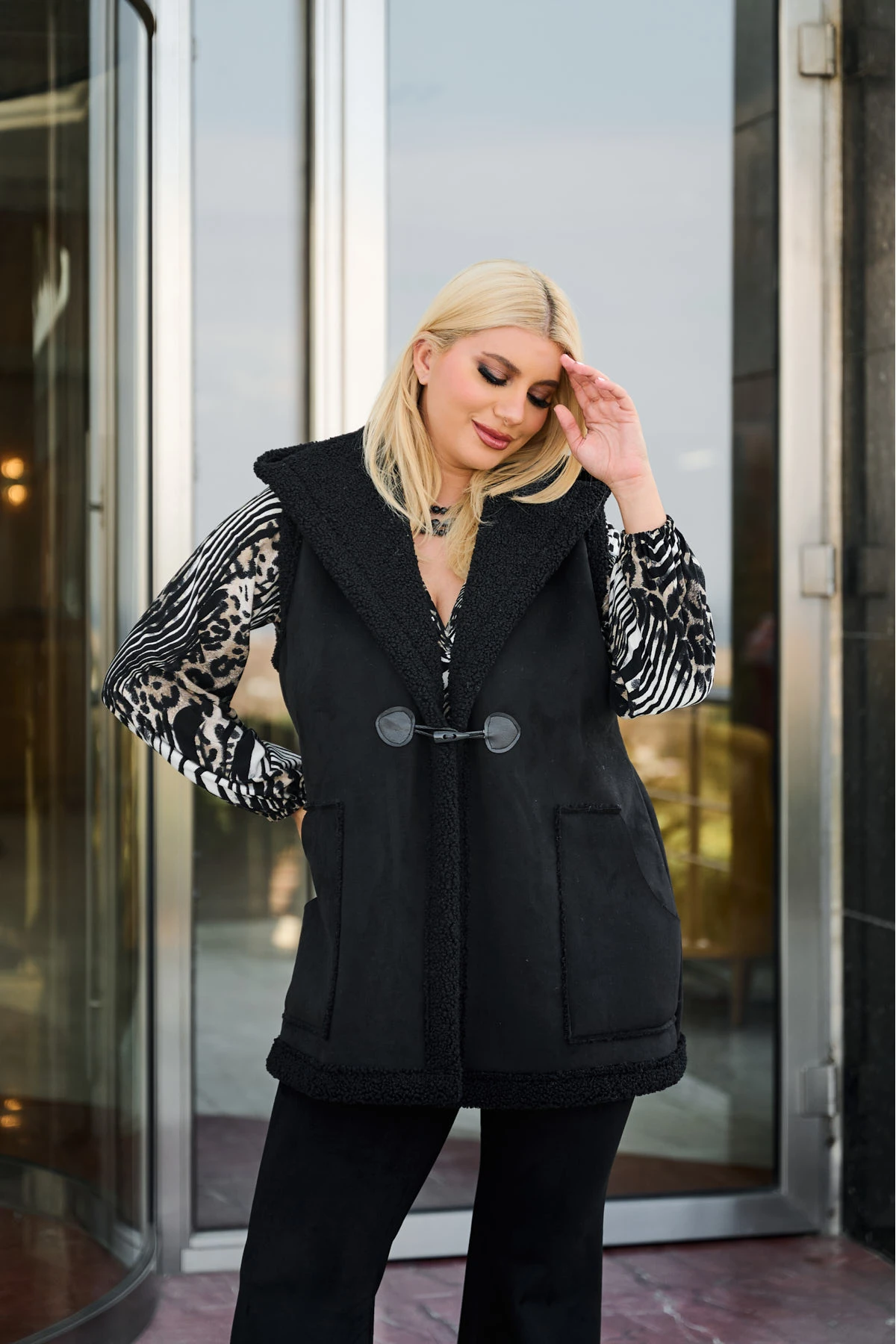 Αμάνικο σουέτ με κουκούλα μαύρο Αμάνικο σουέτ με κουκούλα μαύρο