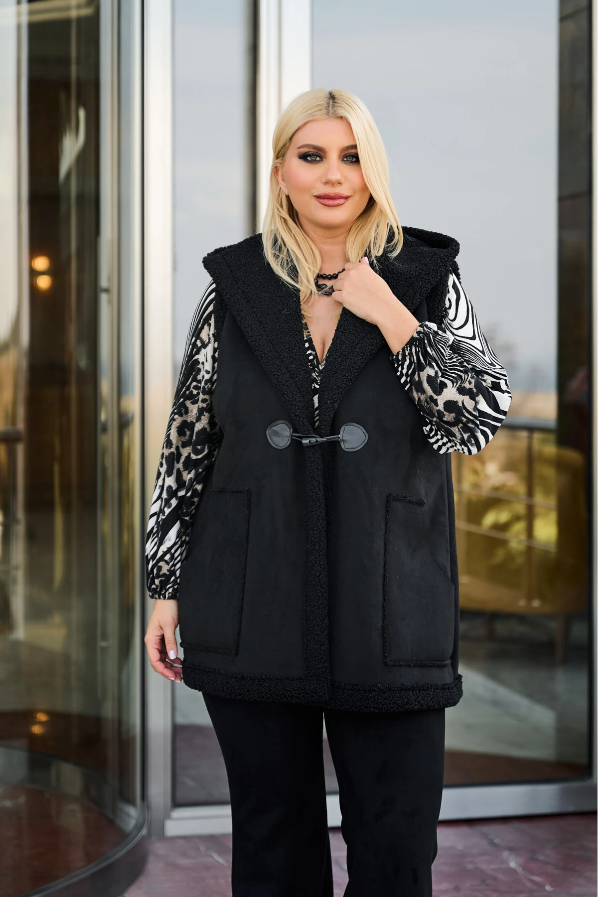 Αμάνικο σουέτ με κουκούλα μαύρο Αμάνικο σουέτ με κουκούλα μαύρο