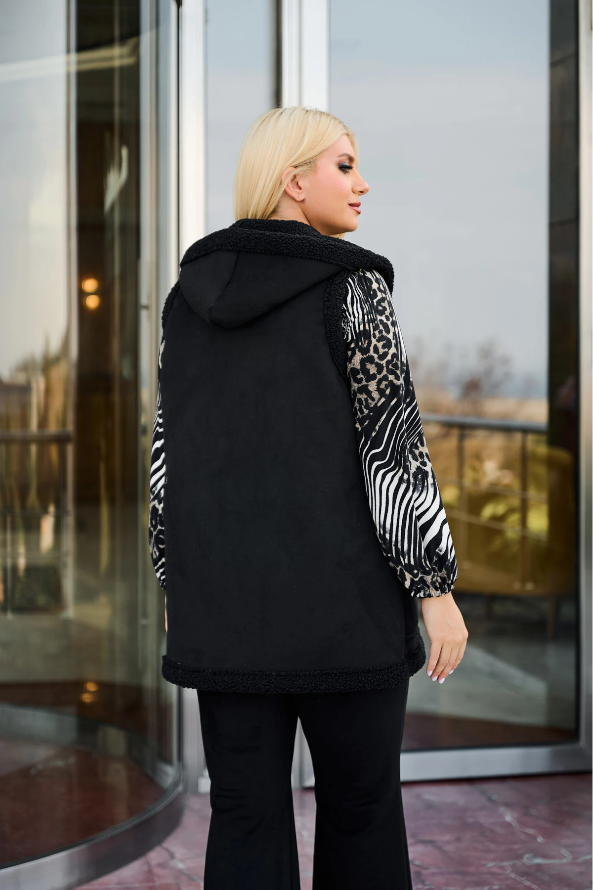 Αμάνικο σουέτ με κουκούλα μαύρο Αμάνικο σουέτ με κουκούλα μαύρο