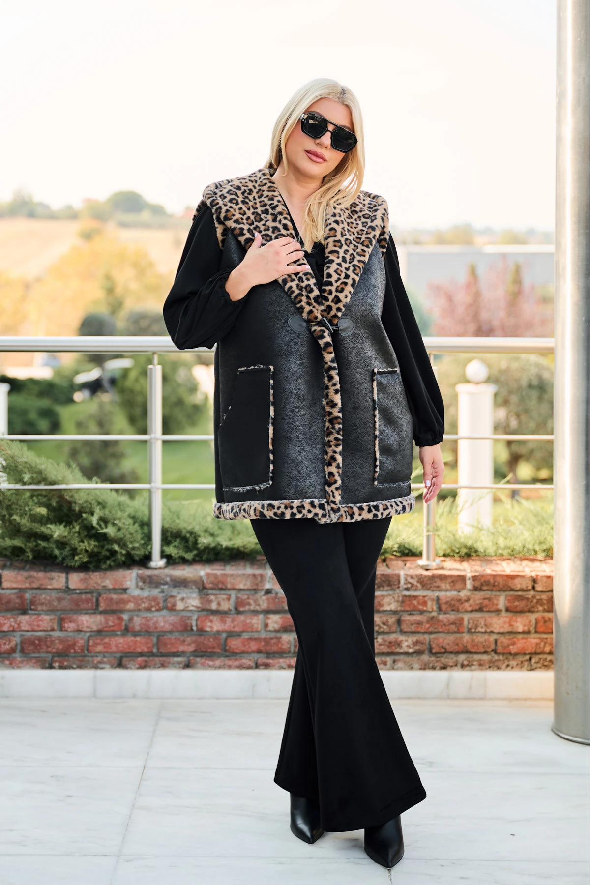 Αμάνικο δερματίνη με κουκούλα μαύρο Αμάνικο δερματίνη με κουκούλα μαύρο