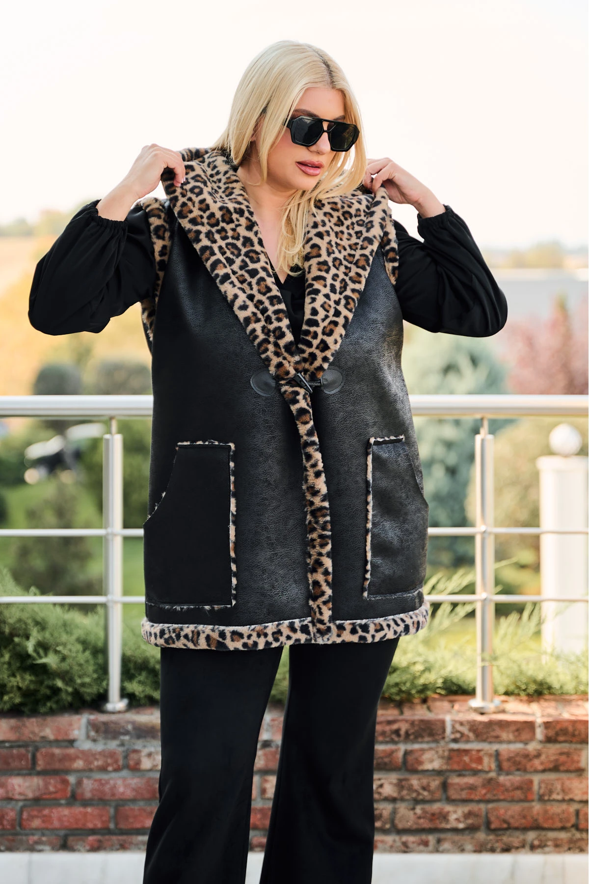 Αμάνικο δερματίνη με κουκούλα μαύρο