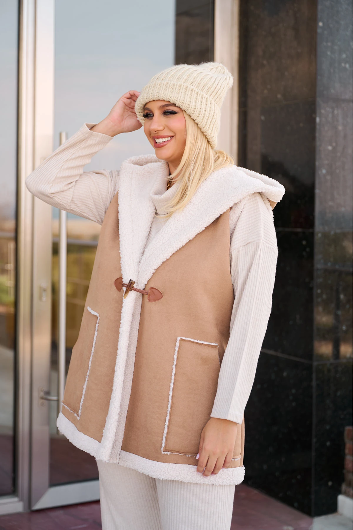 Αμάνικο σουέτ με κουκούλα ταμπά Αμάνικο σουέτ με κουκούλα ταμπά