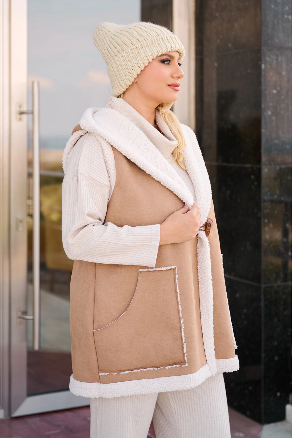 Αμάνικο σουέτ με κουκούλα ταμπά Αμάνικο σουέτ με κουκούλα ταμπά