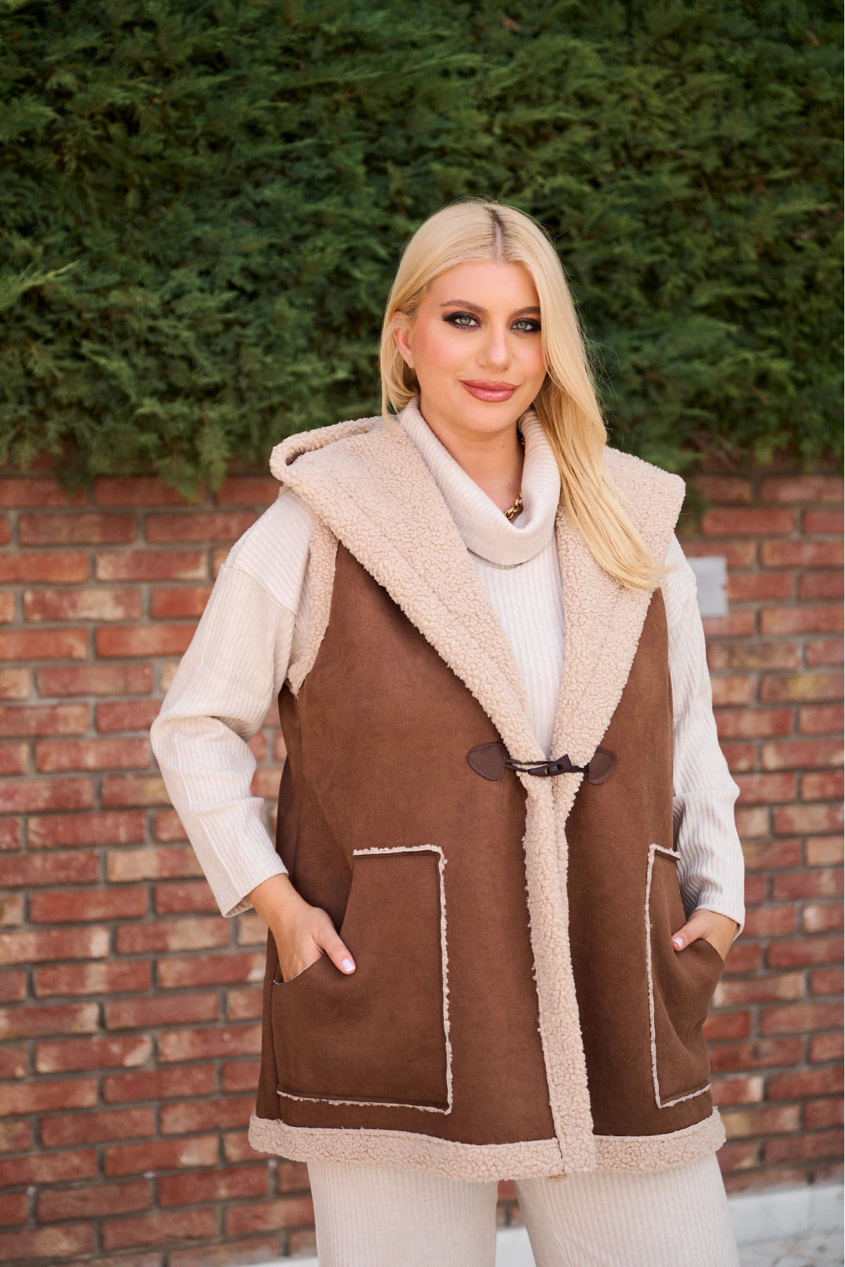 Αμάνικο σουέτ με κουκούλα καφέ Αμάνικο σουέτ με κουκούλα καφέ