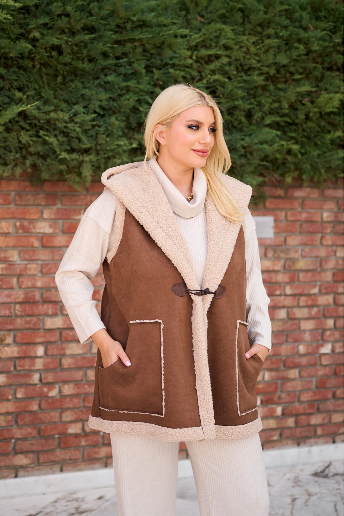 Αμάνικο σουέτ με κουκούλα καφέ Αμάνικο σουέτ με κουκούλα καφέ