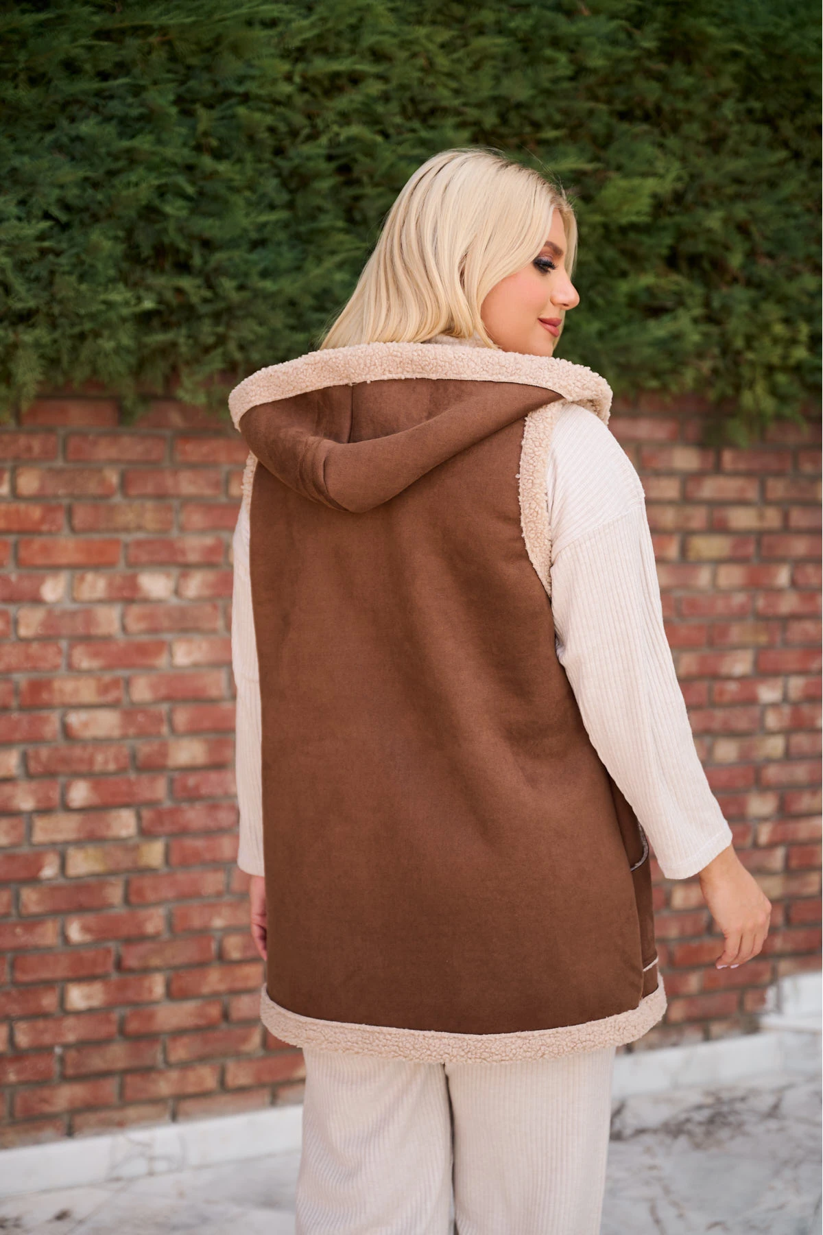 Αμάνικο σουέτ με κουκούλα καφέ Αμάνικο σουέτ με κουκούλα καφέ