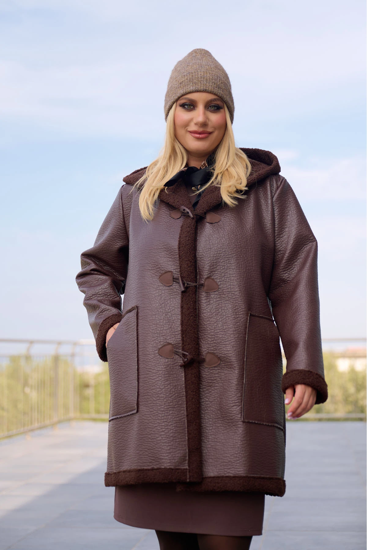 Παλτό με τρία κουμπιά δερματίνη καφέ