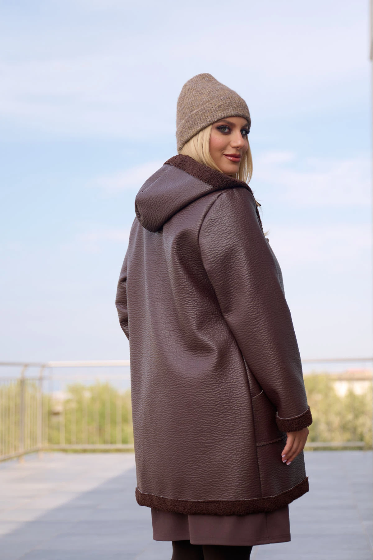 Παλτό με τρία κουμπιά δερματίνη καφέ