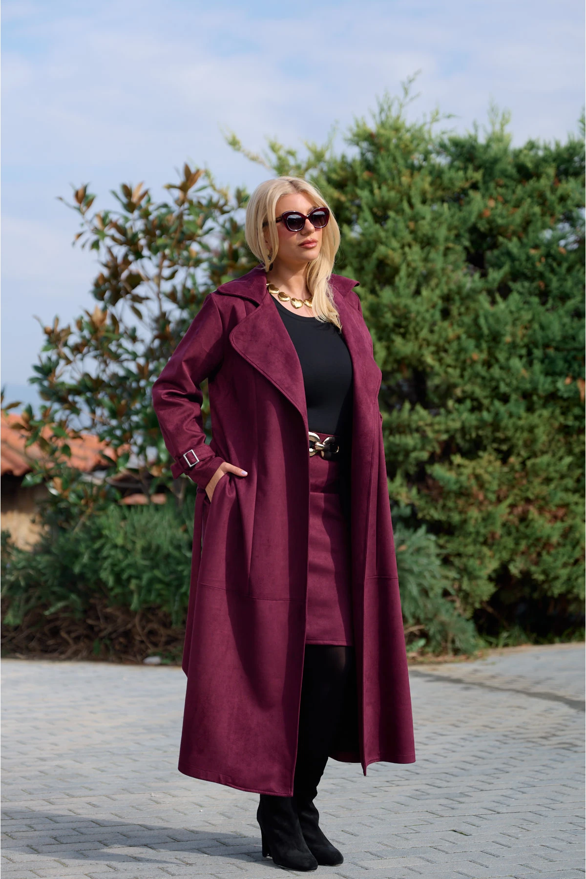 Καπαρντίνα μάξι σουέτ με πέτο και ζώνη στη μέση μπορντό