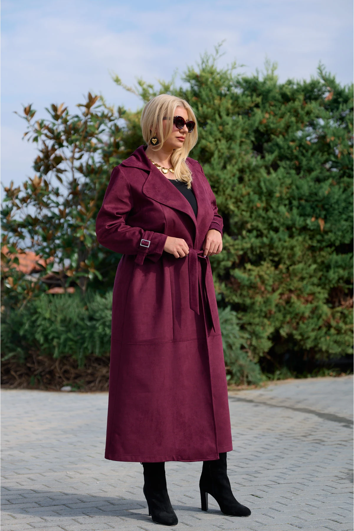 Καπαρντίνα μάξι σουέτ με πέτο και ζώνη στη μέση μπορντό