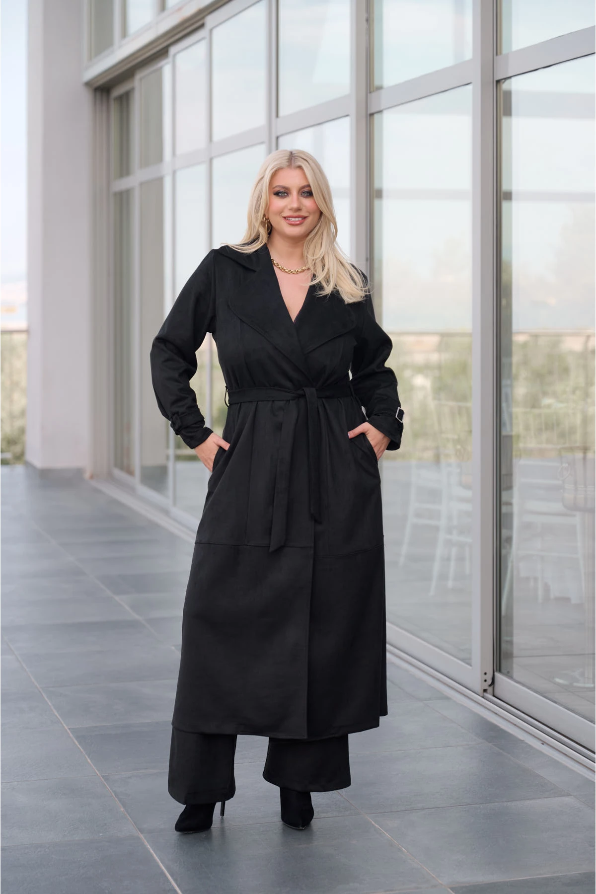 Καπαρντίνα μάξι σουέτ με πέτο και ζώνη στη μέση μαύρη