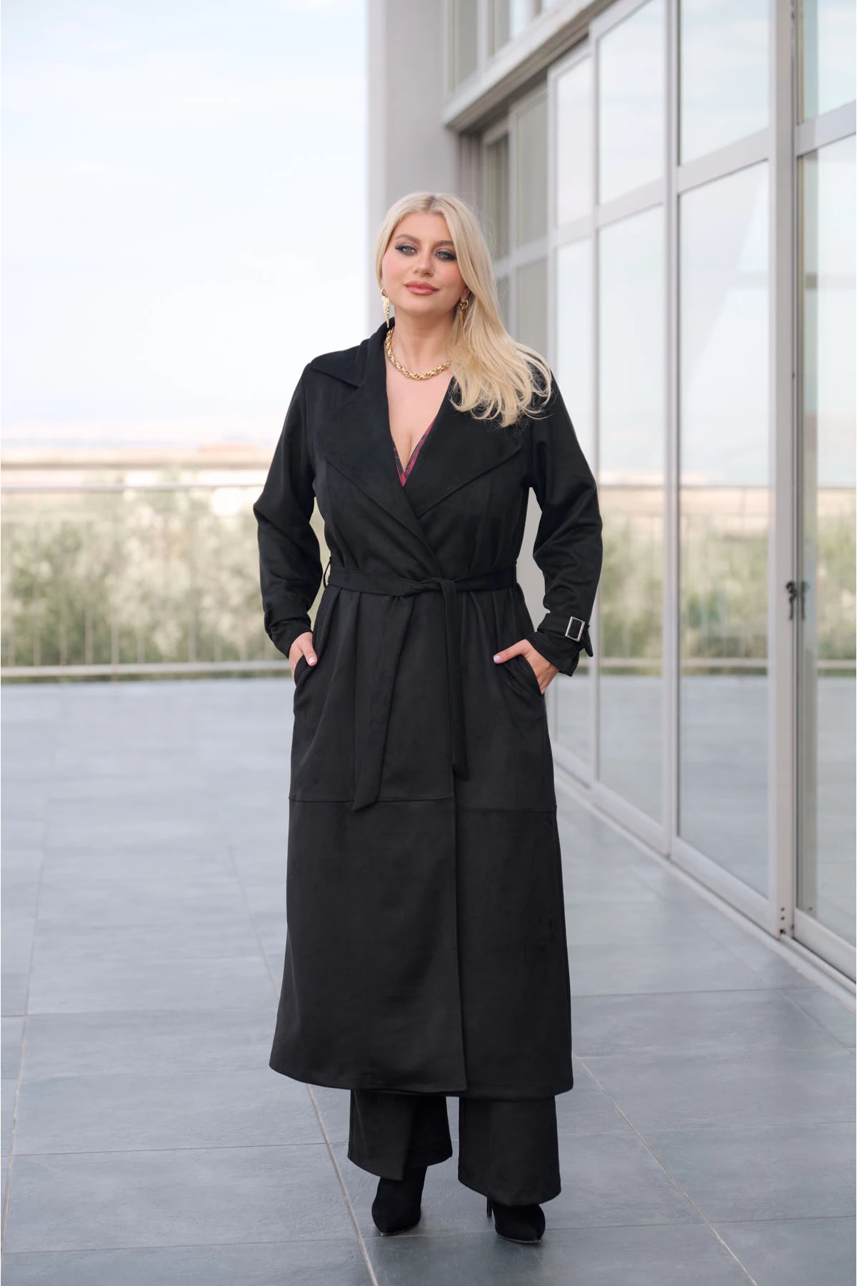 Καπαρντίνα μάξι σουέτ με πέτο και ζώνη στη μέση μαύρη