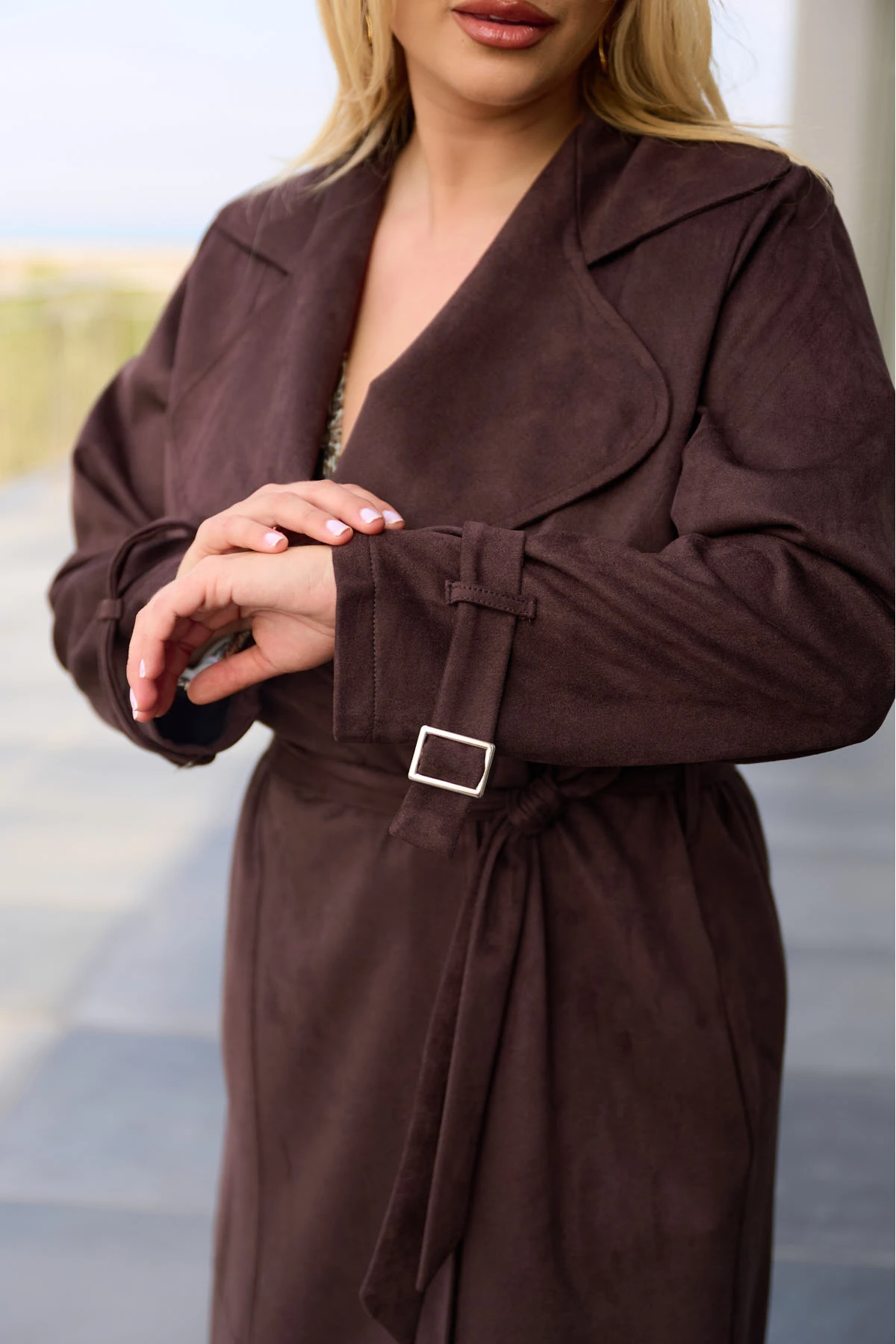 Καπαρντίνα μάξι σουέτ με πέτο και ζώνη στη μέση καφέ