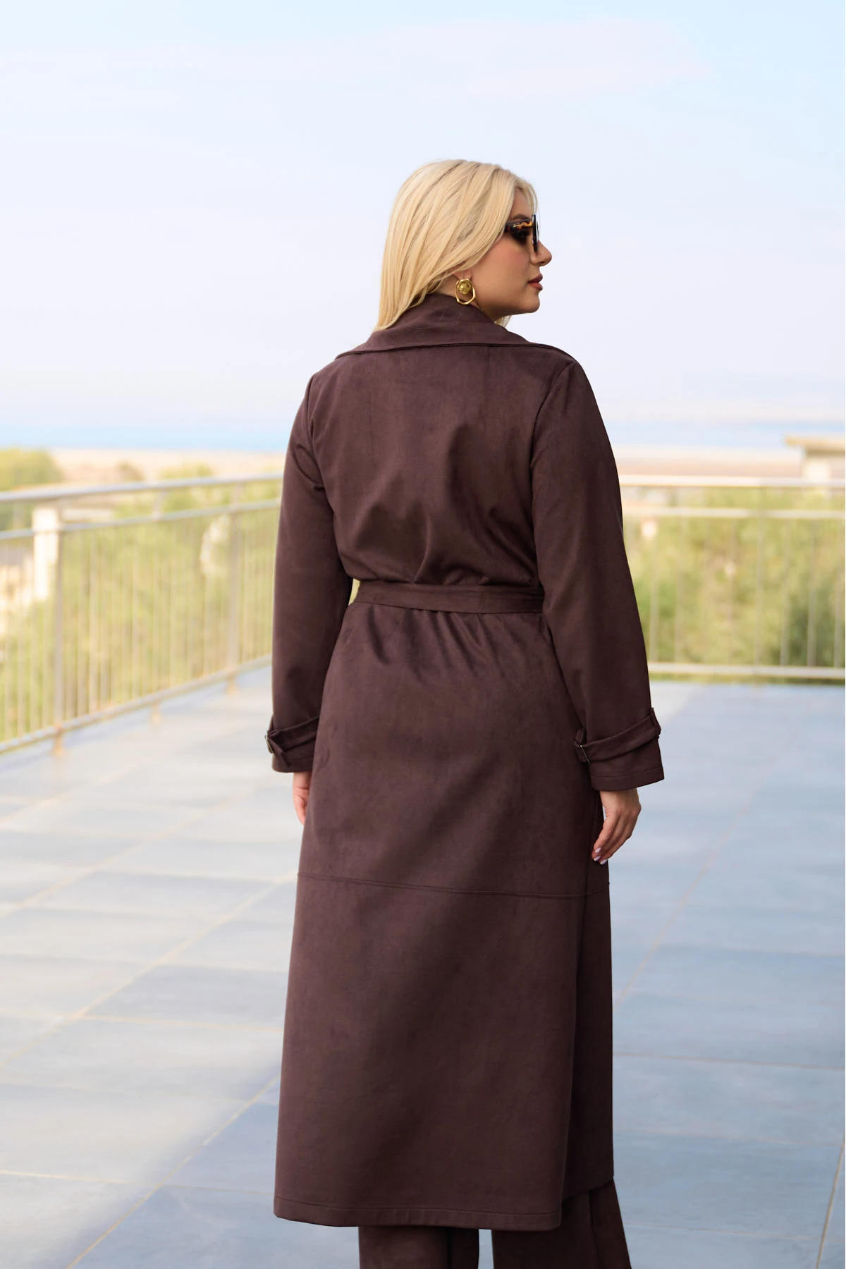 Καπαρντίνα μάξι σουέτ με πέτο και ζώνη στη μέση καφέ