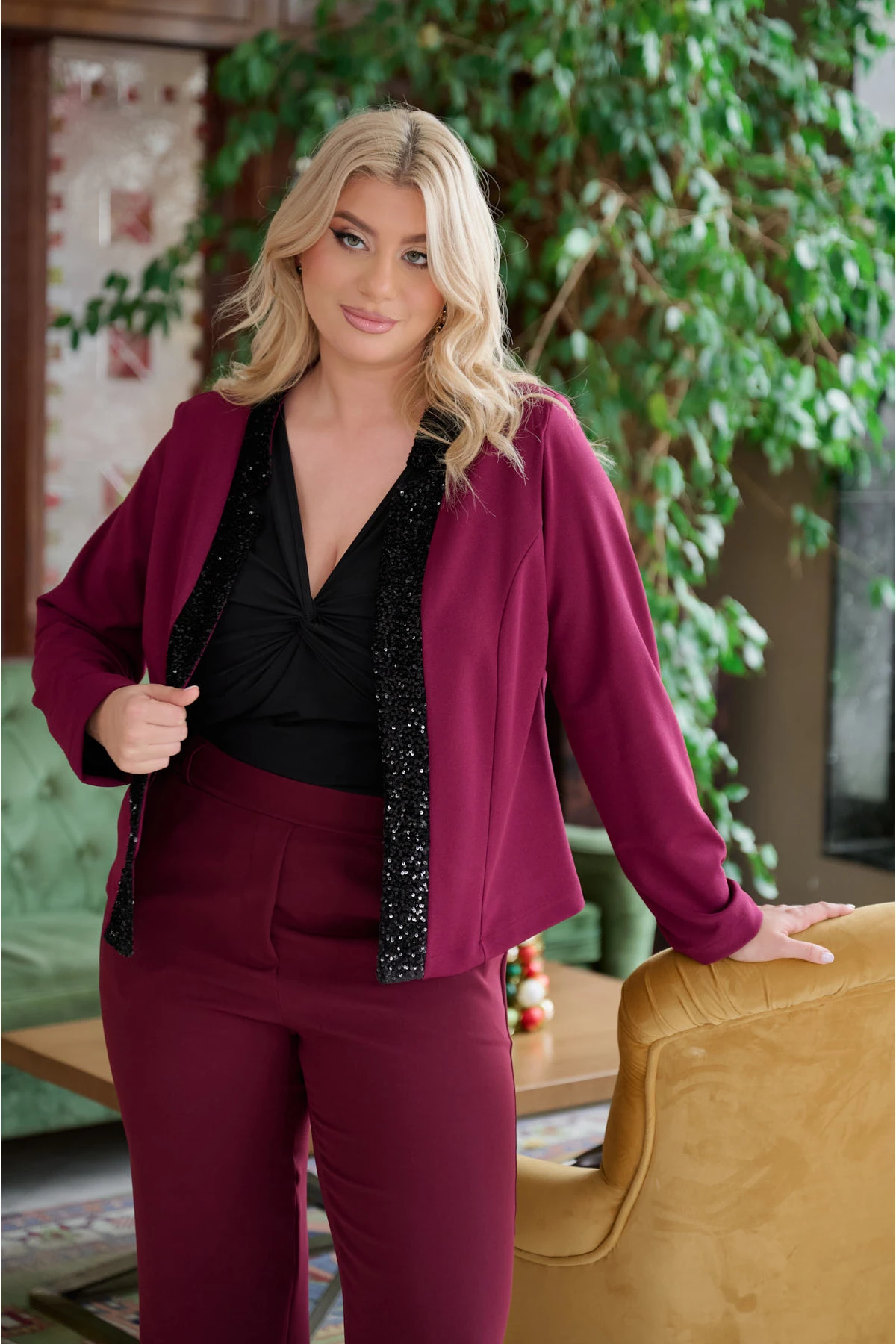 Σακάκι κοντό κρεπ με παγιέτα στο πέτο μπορντό